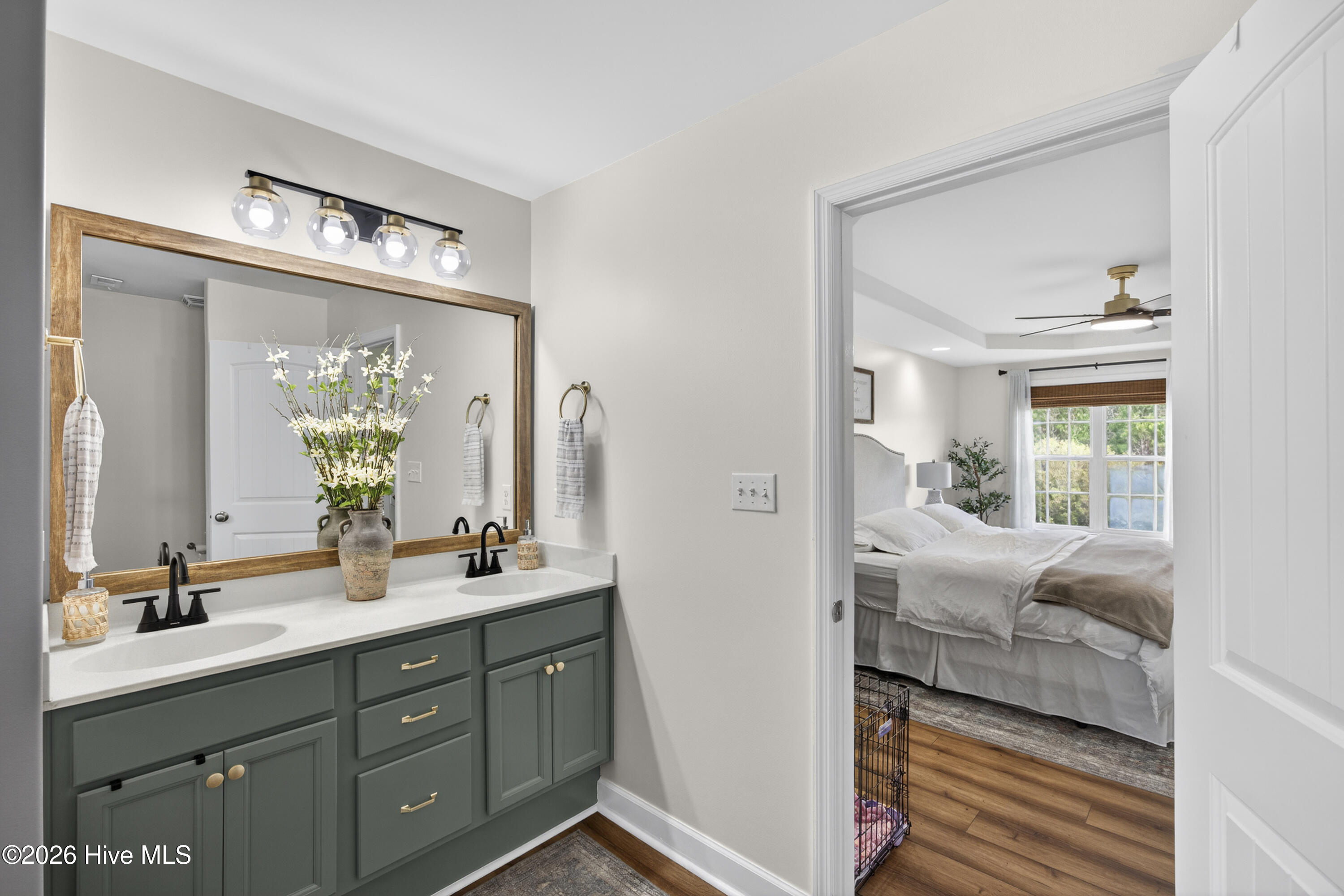 100565225 | Photo 48