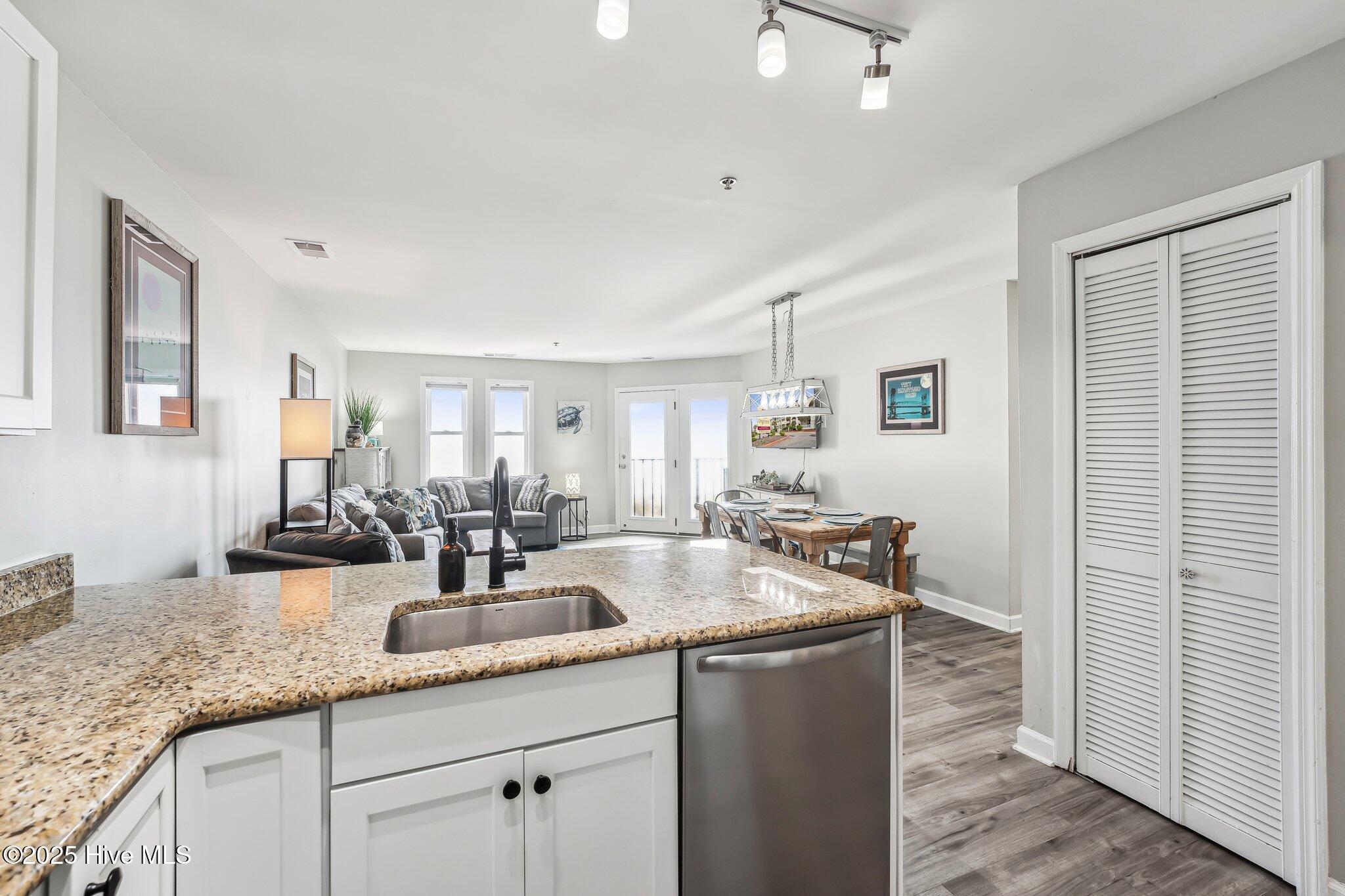 100562978 | Photo 15