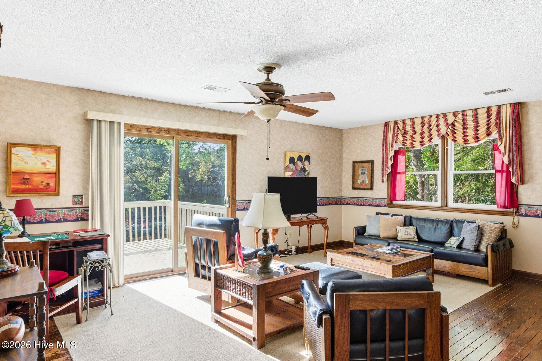 100564189 | Photo 24