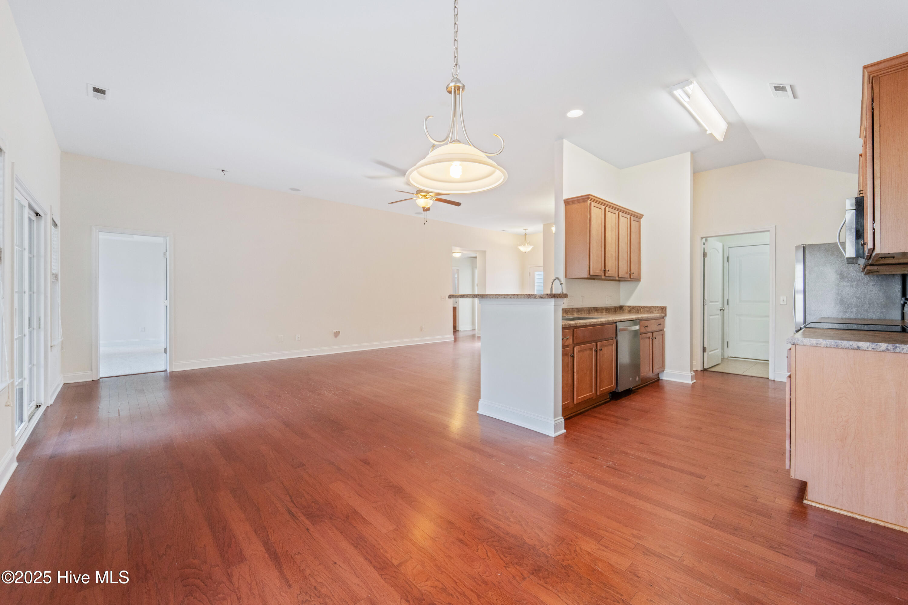 100544349 | Photo 15