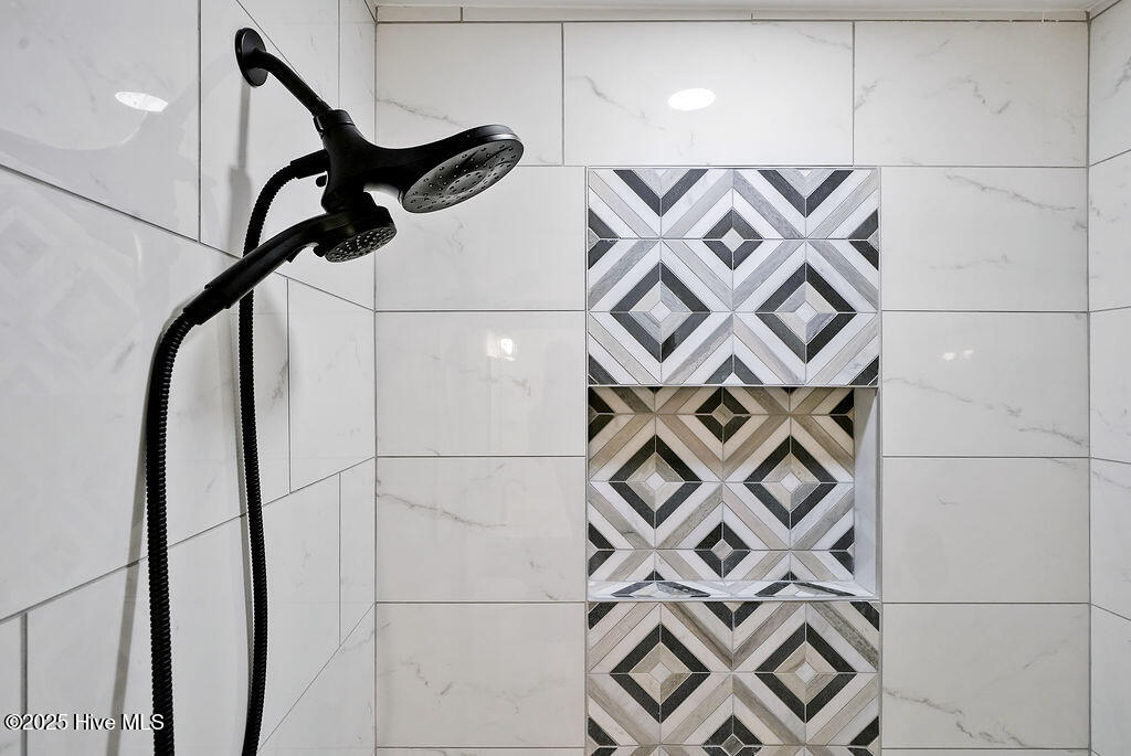 100570405 | Photo 19