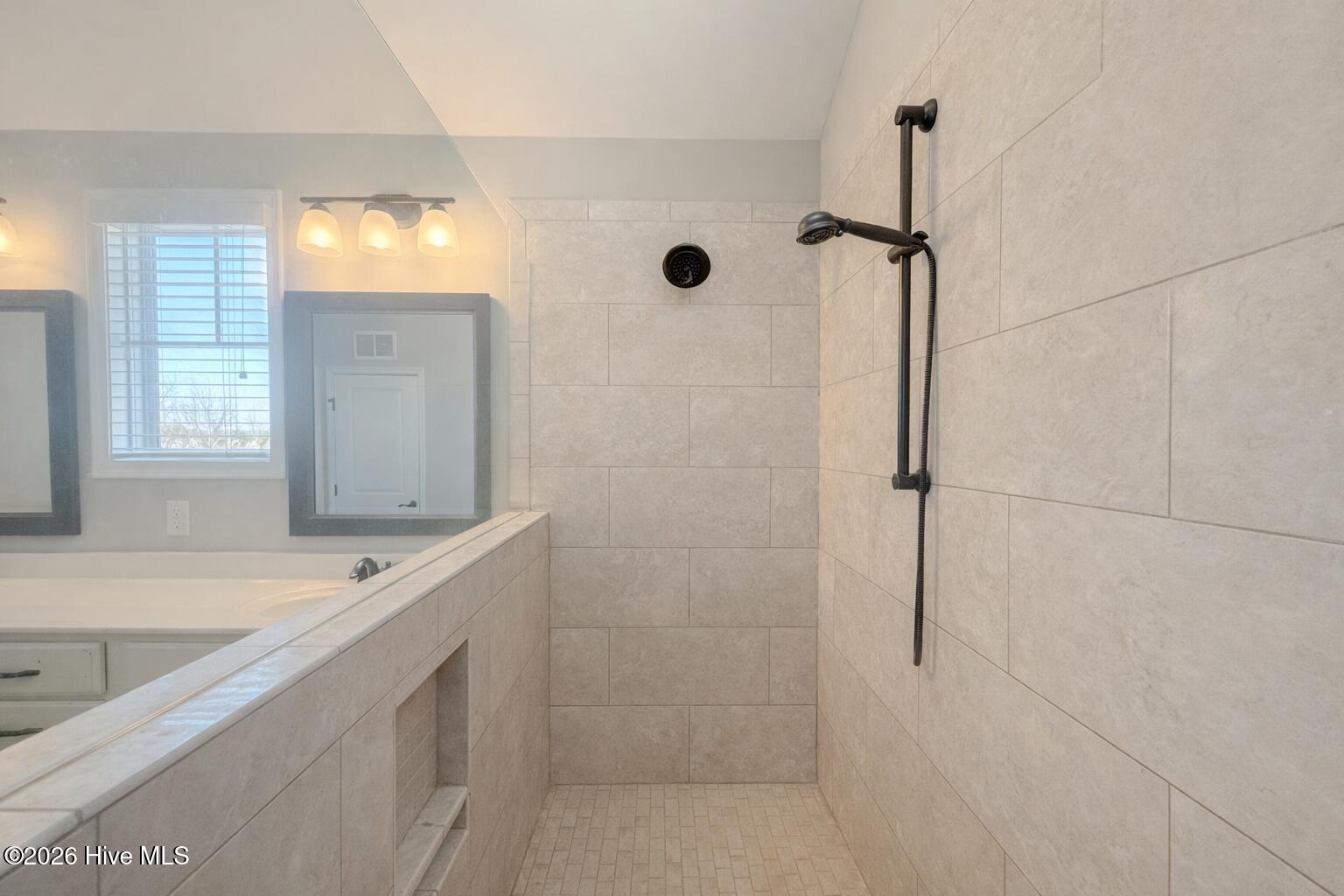 100553968 | Photo 27