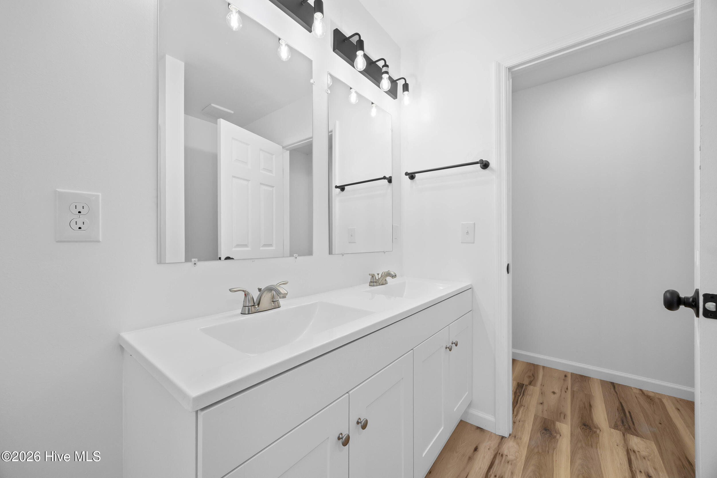 100561375 | Photo 23