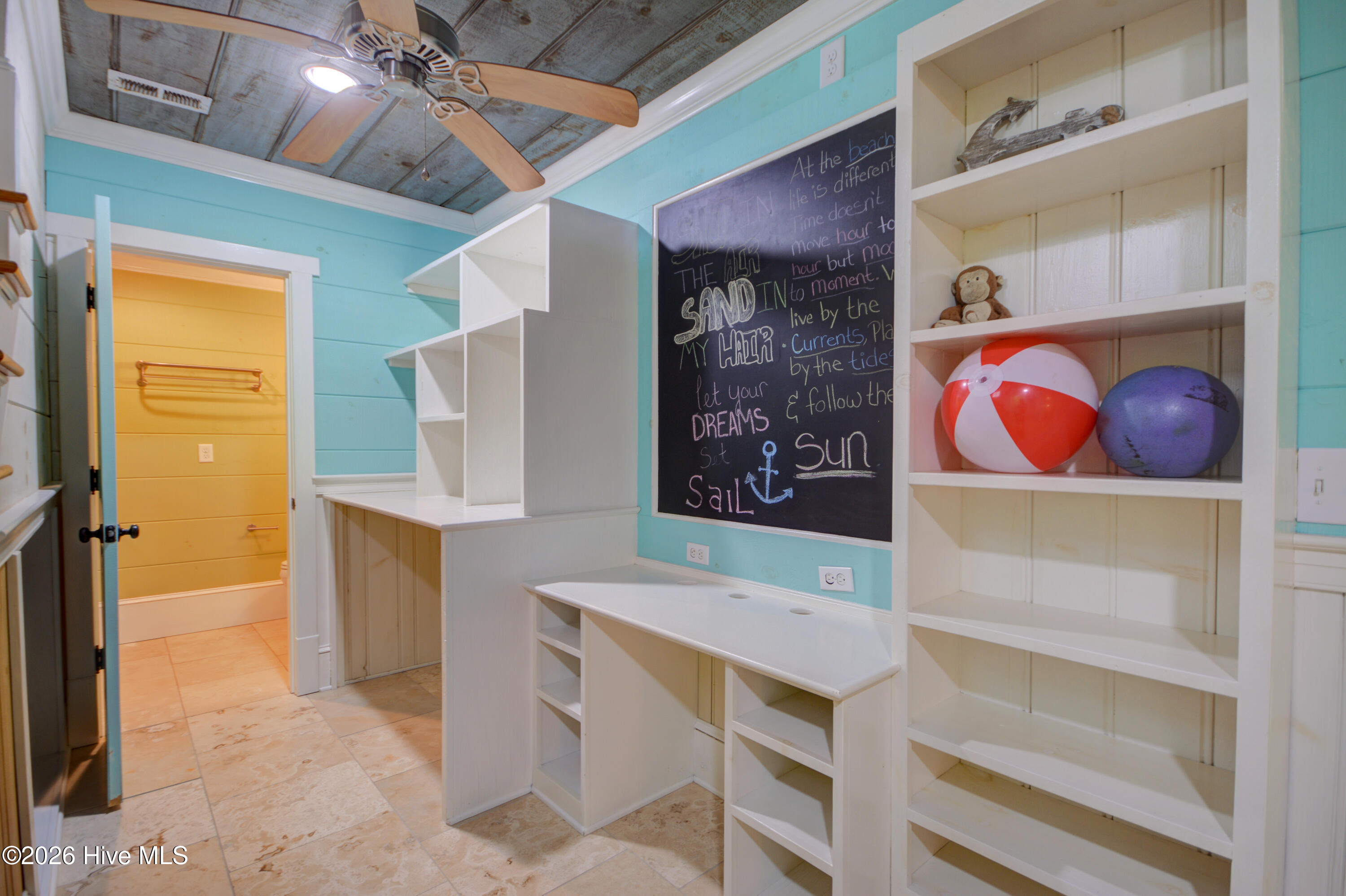 100565918 | Photo 25