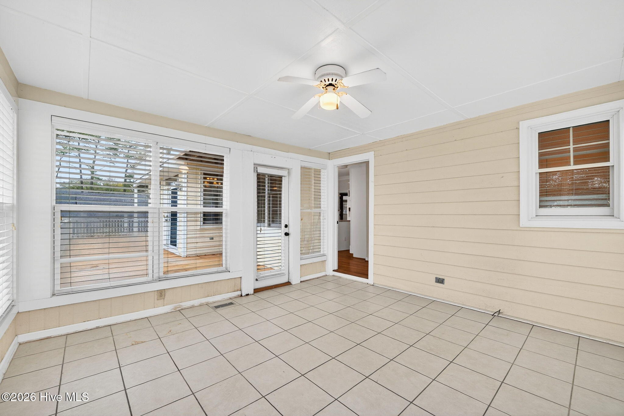 100559541 | Photo 54