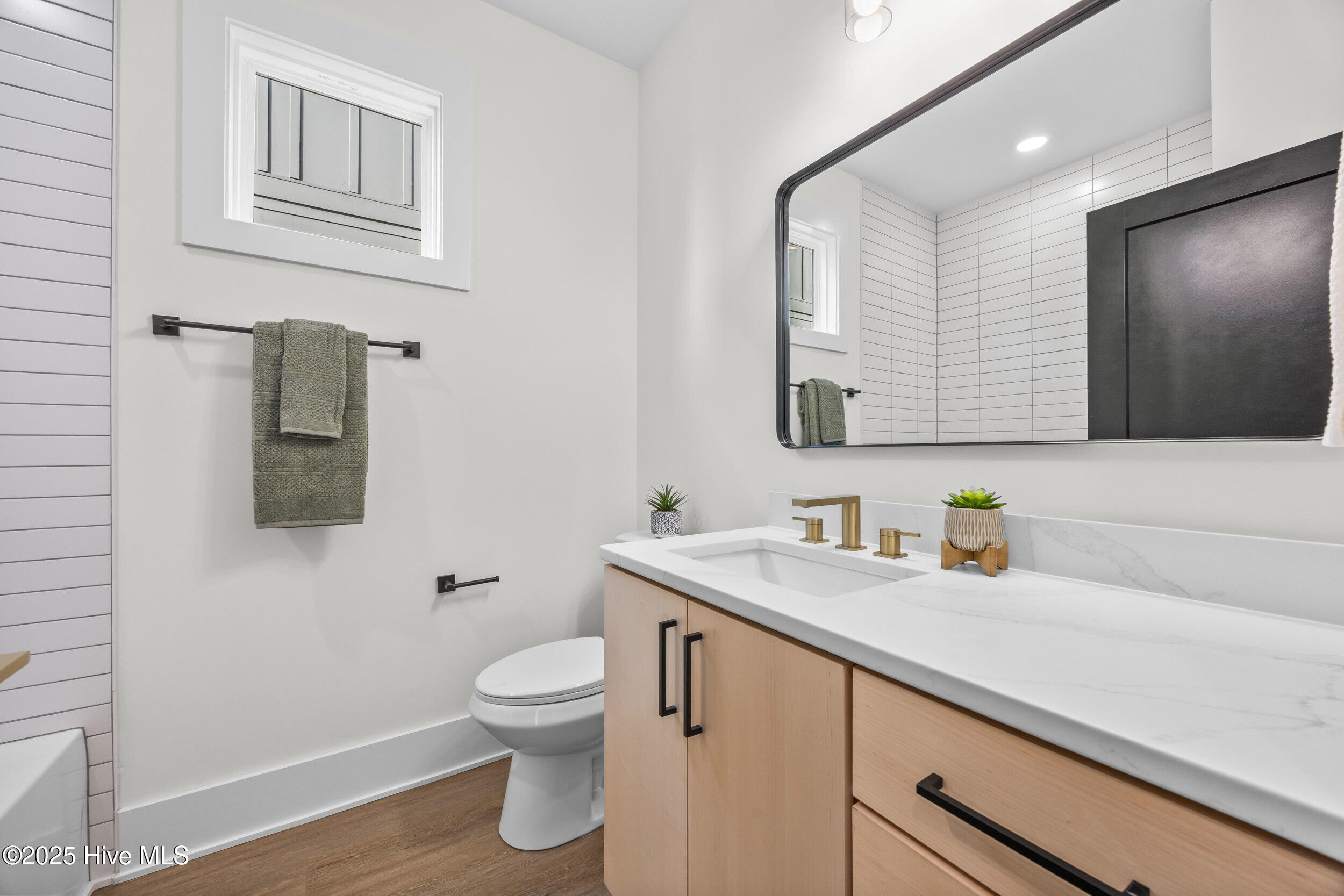 100557890 | Photo 31