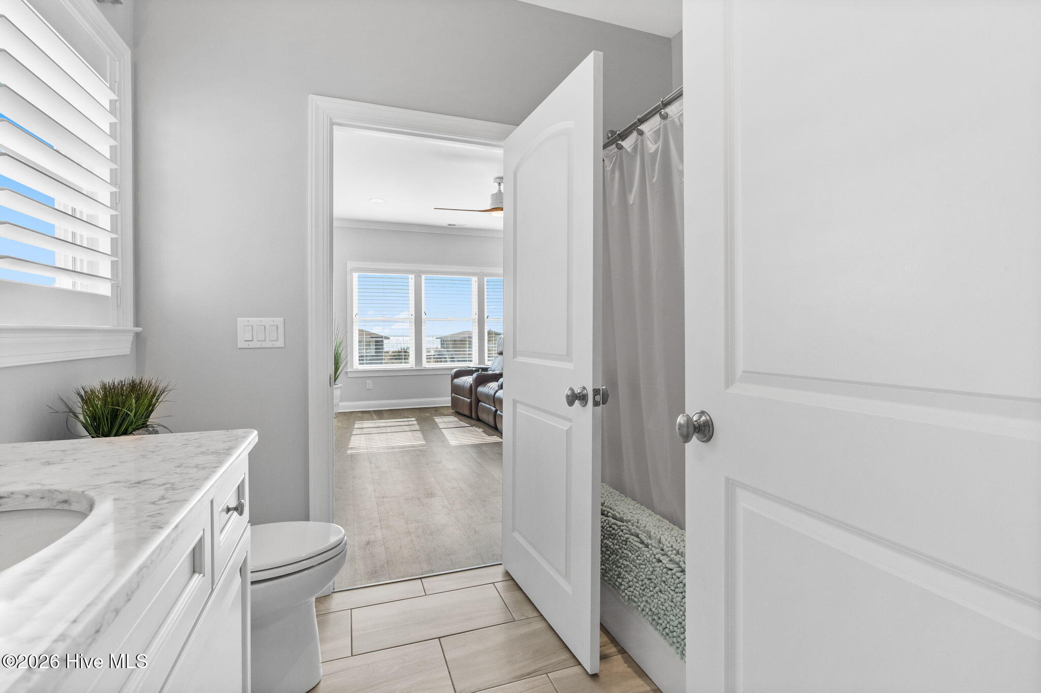 100555015 | Photo 43