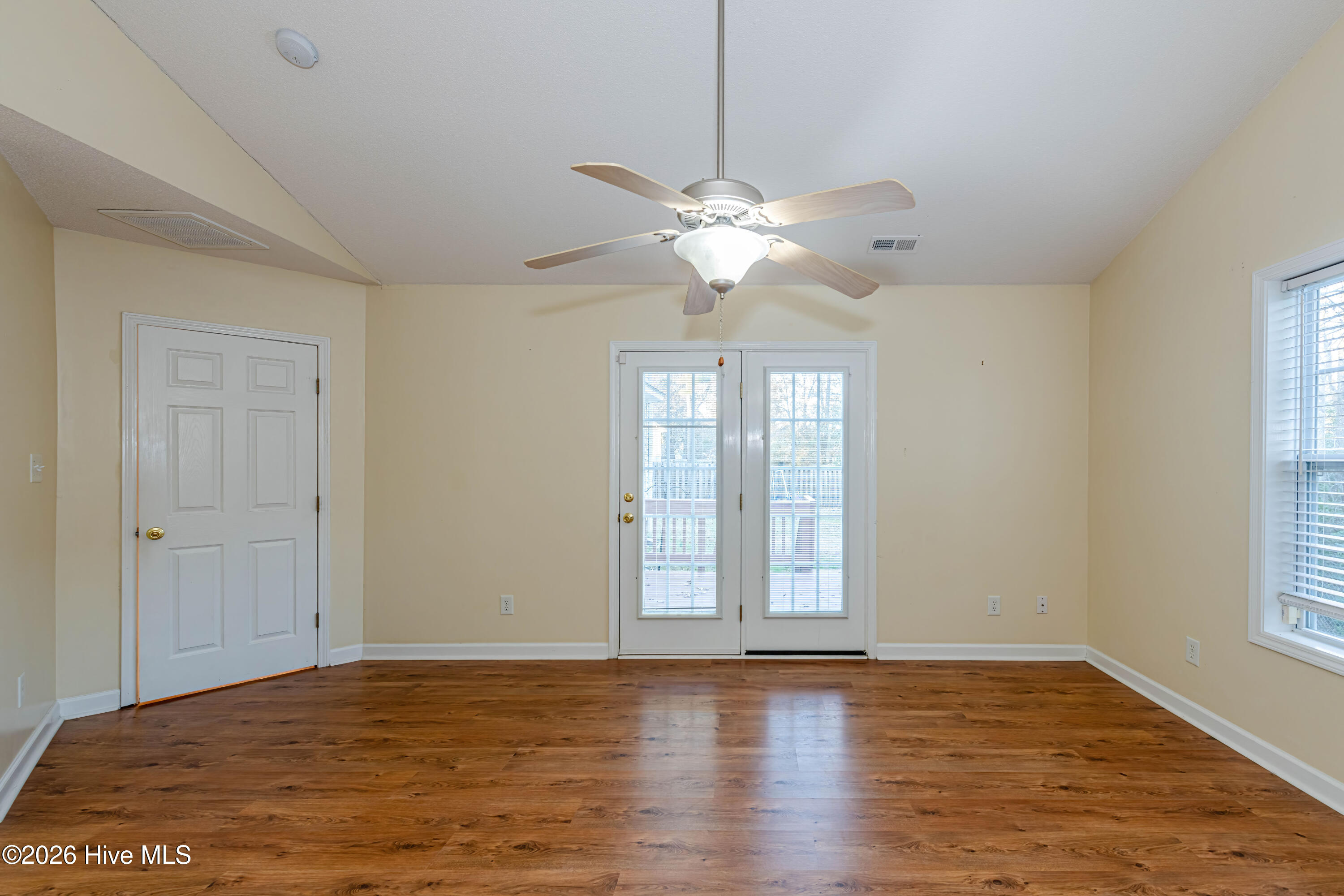 100536665 | Photo 15