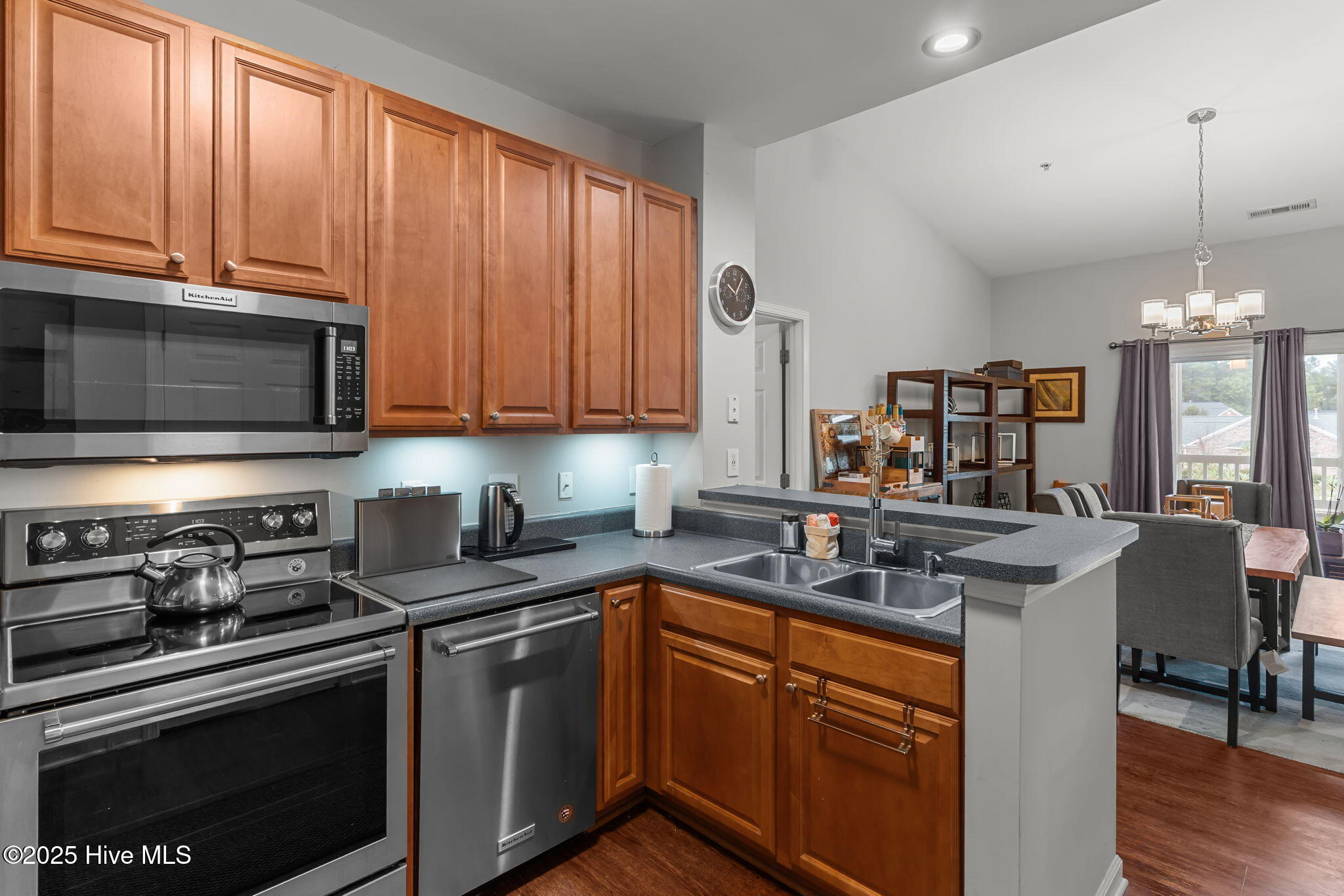 100532353 | Photo 14