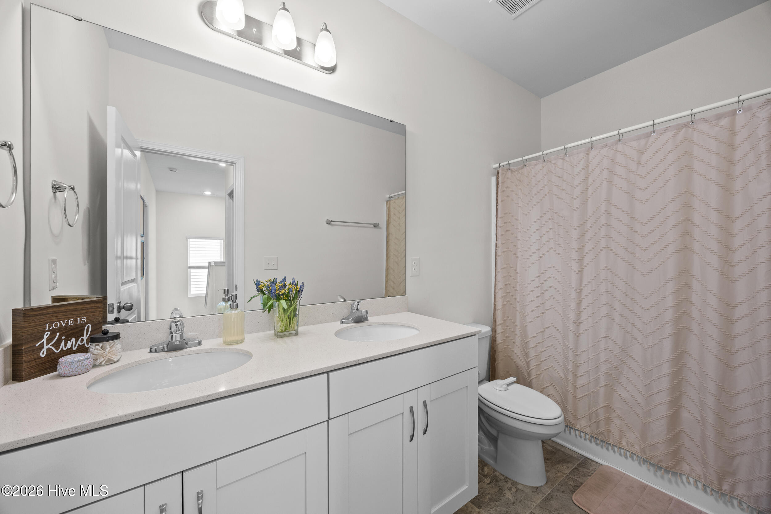 100568989 | Photo 28