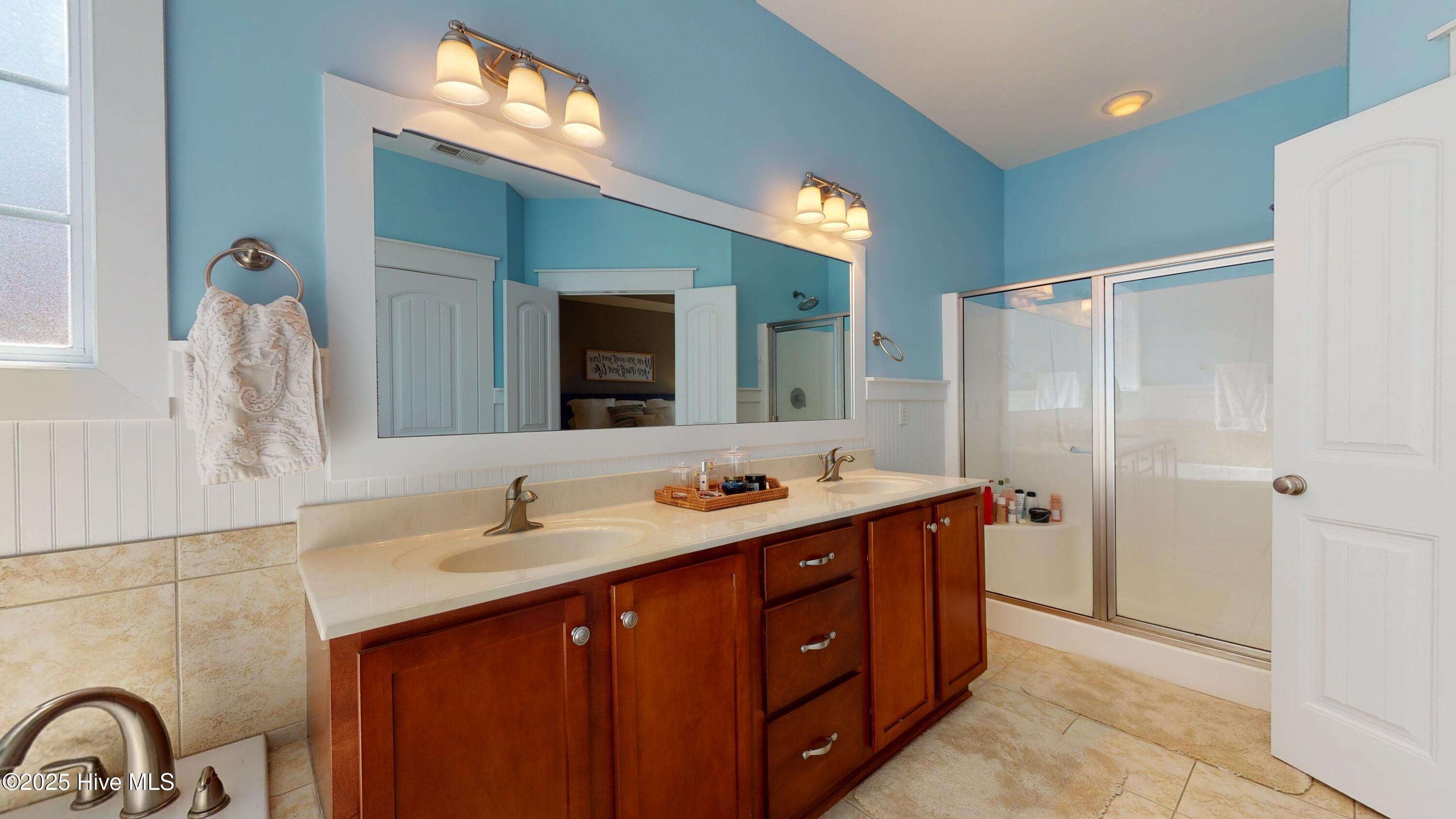 100570166 | Photo 42