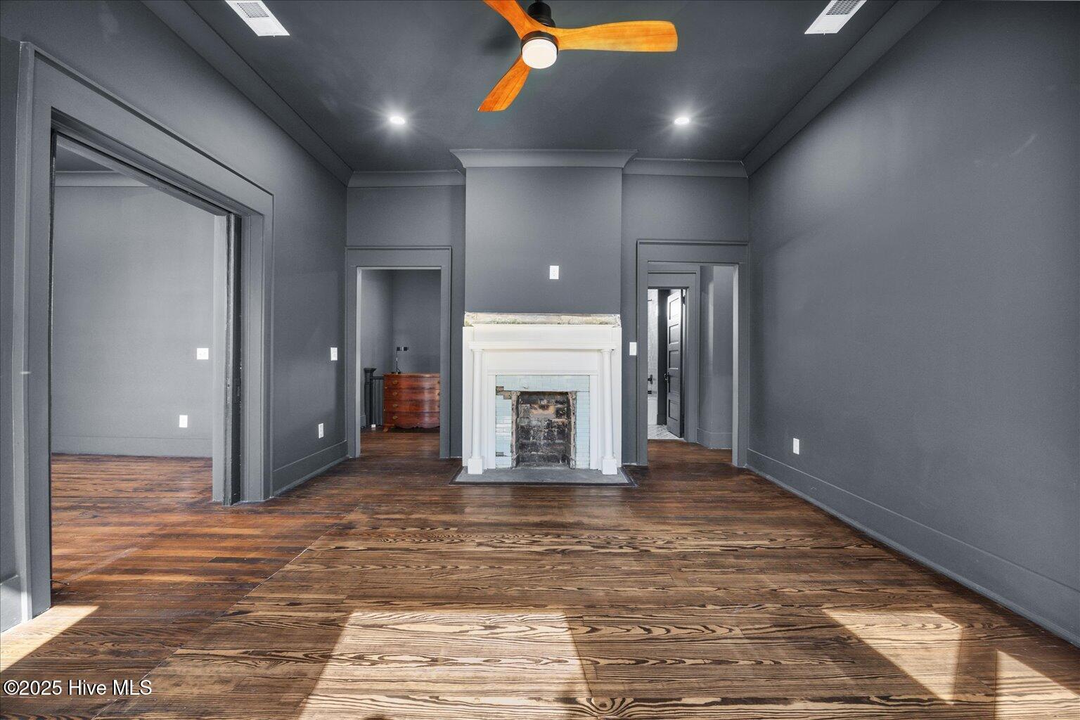 100537963 | Photo 35