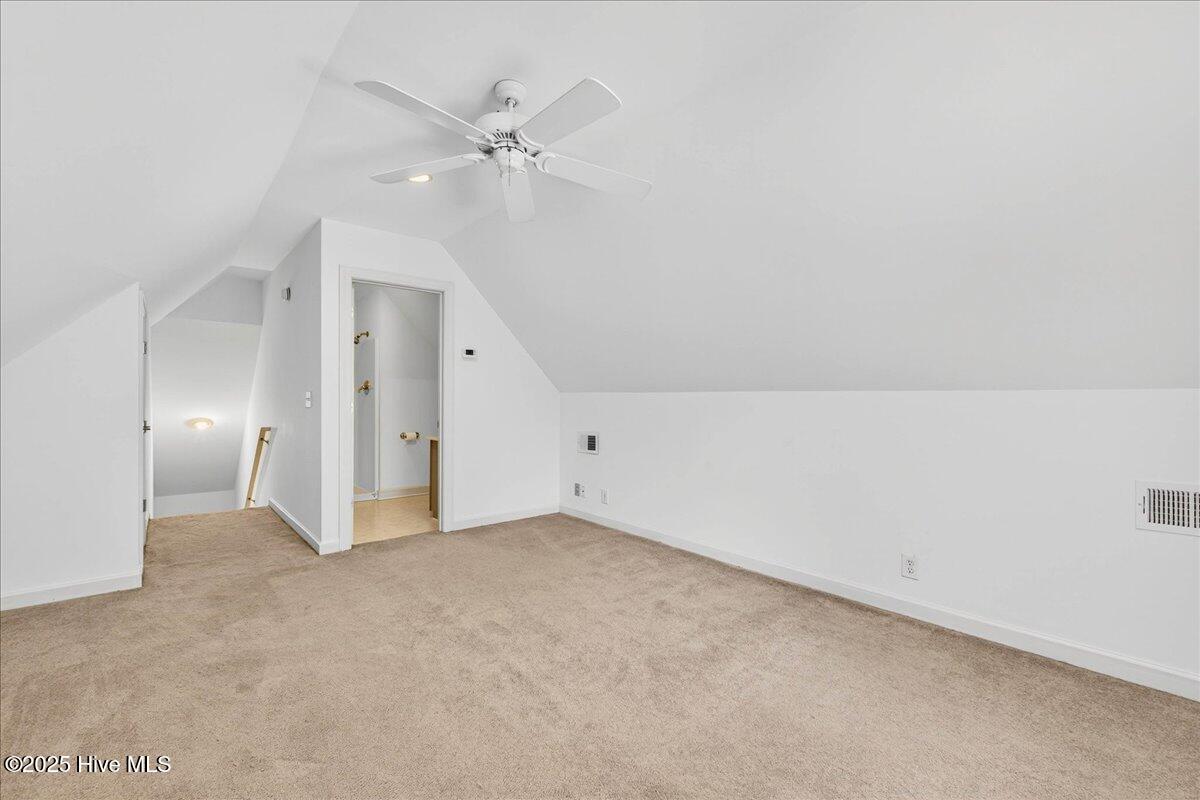 100519877 | Photo 38