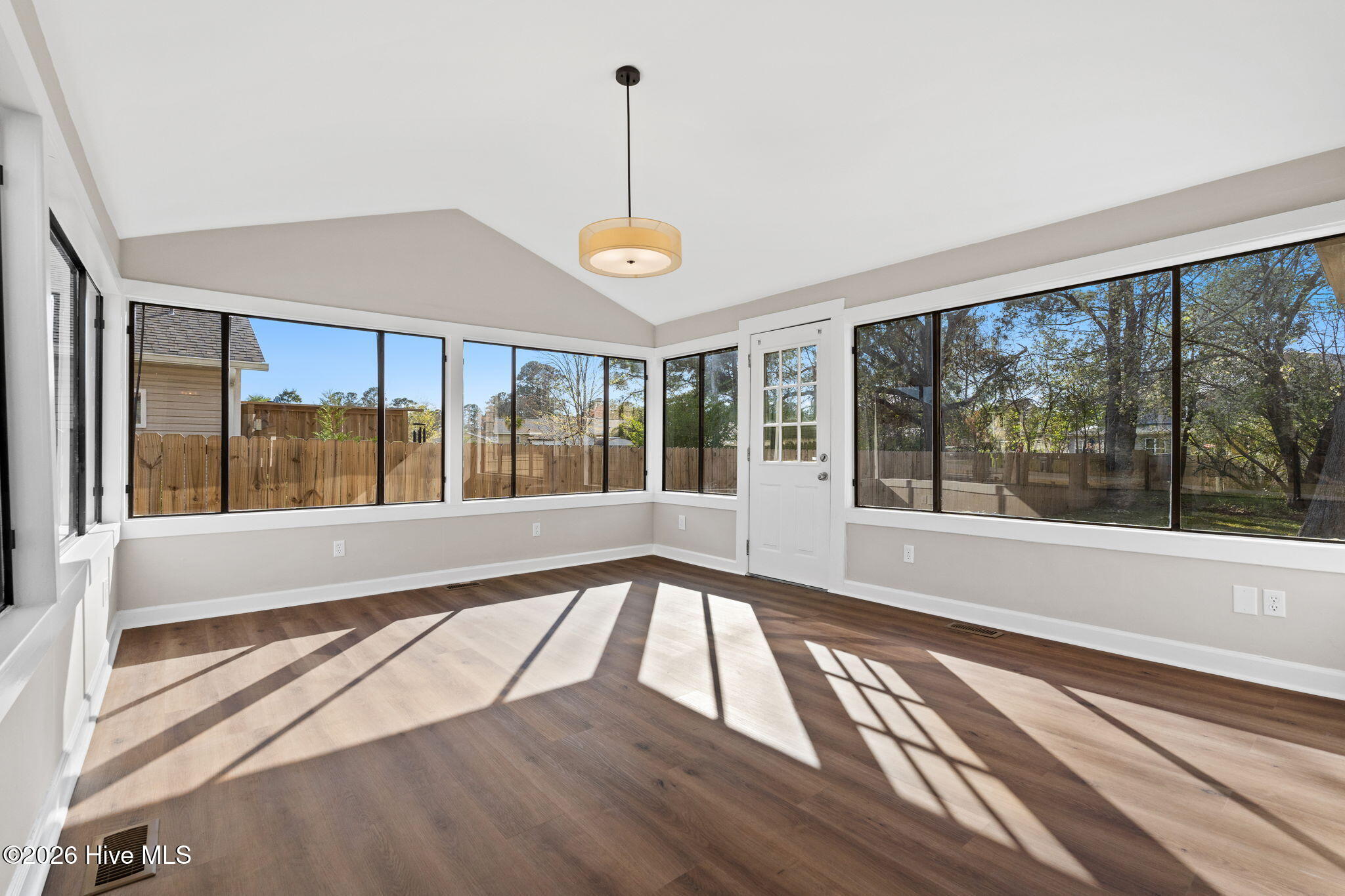 100562067 | Photo 13