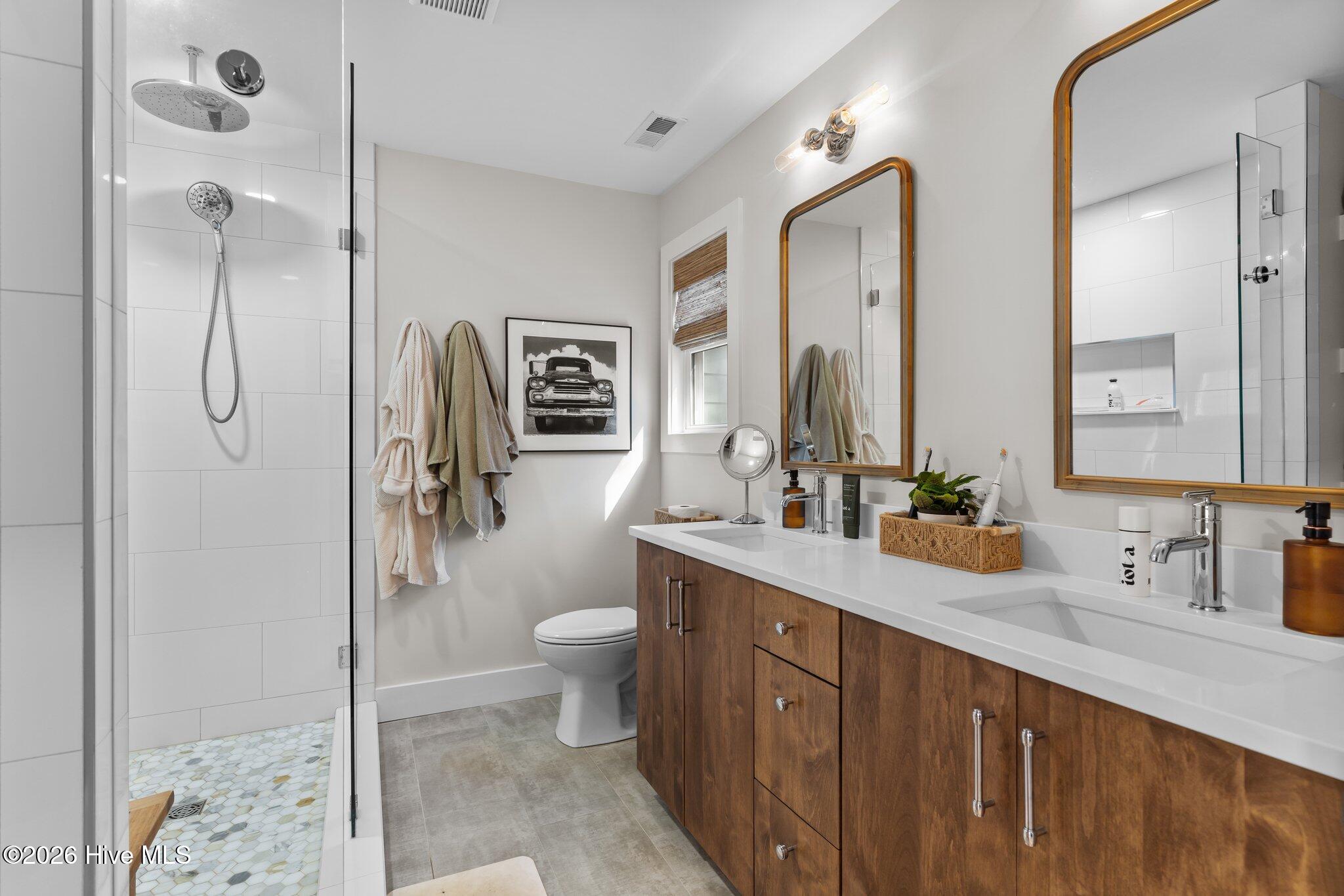 100557813 | Photo 35