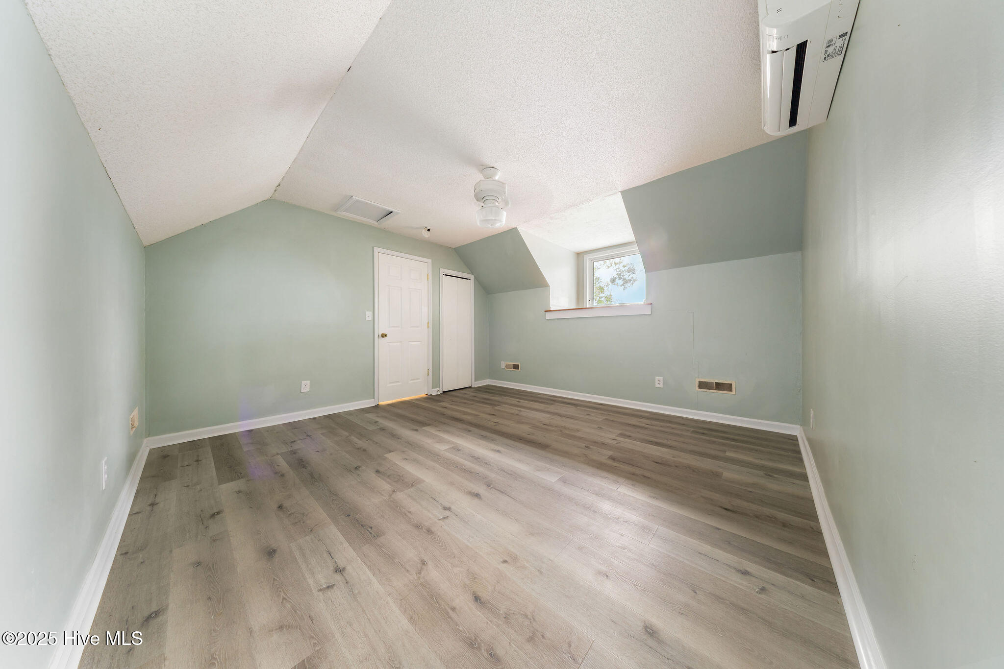 100546976 | Photo 23