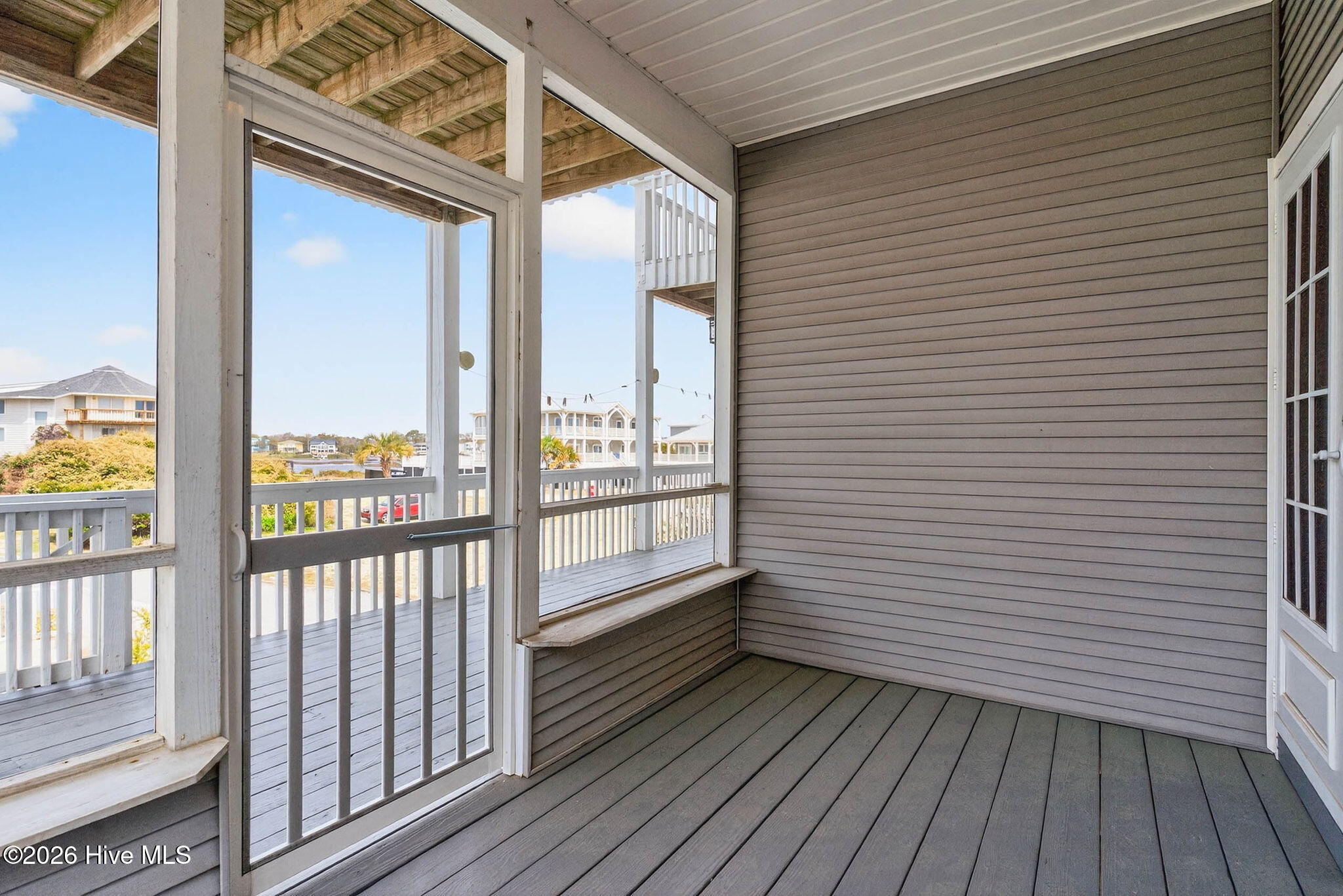 100562885 | Photo 36