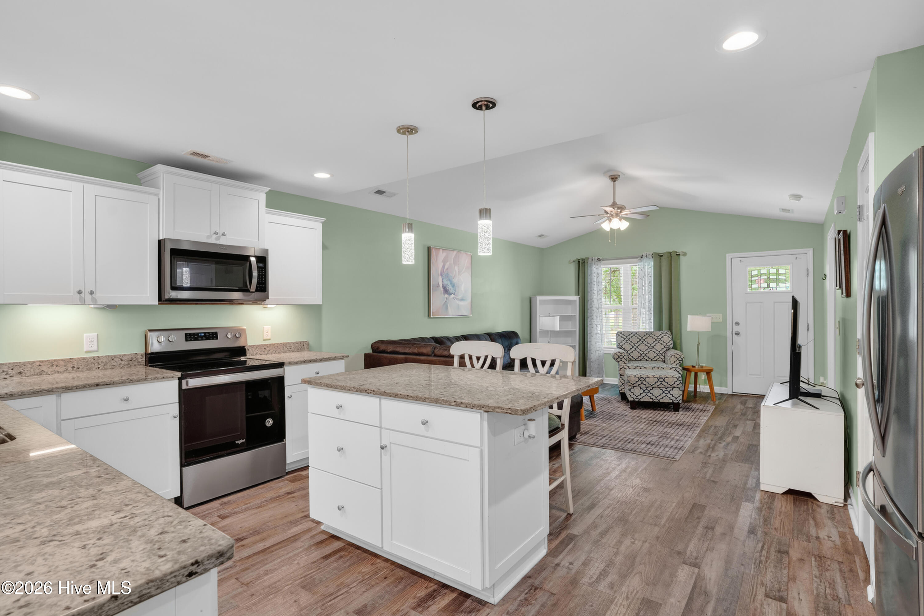 100570645 | Photo 12