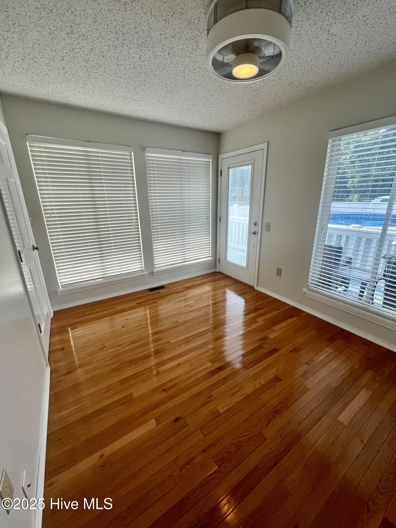 100539766 | Photo 12