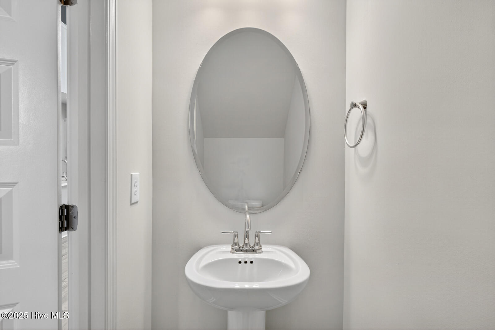 100559090 | Photo 11