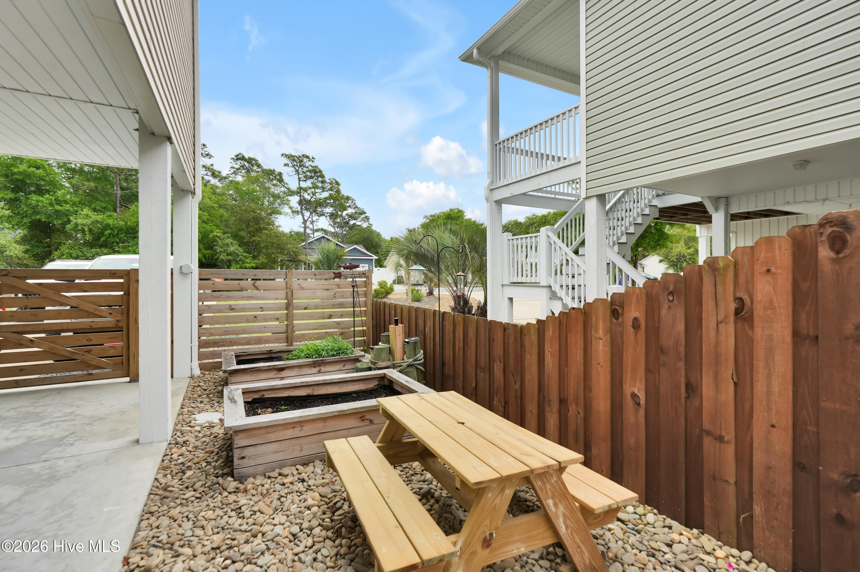 100570261 | Photo 33