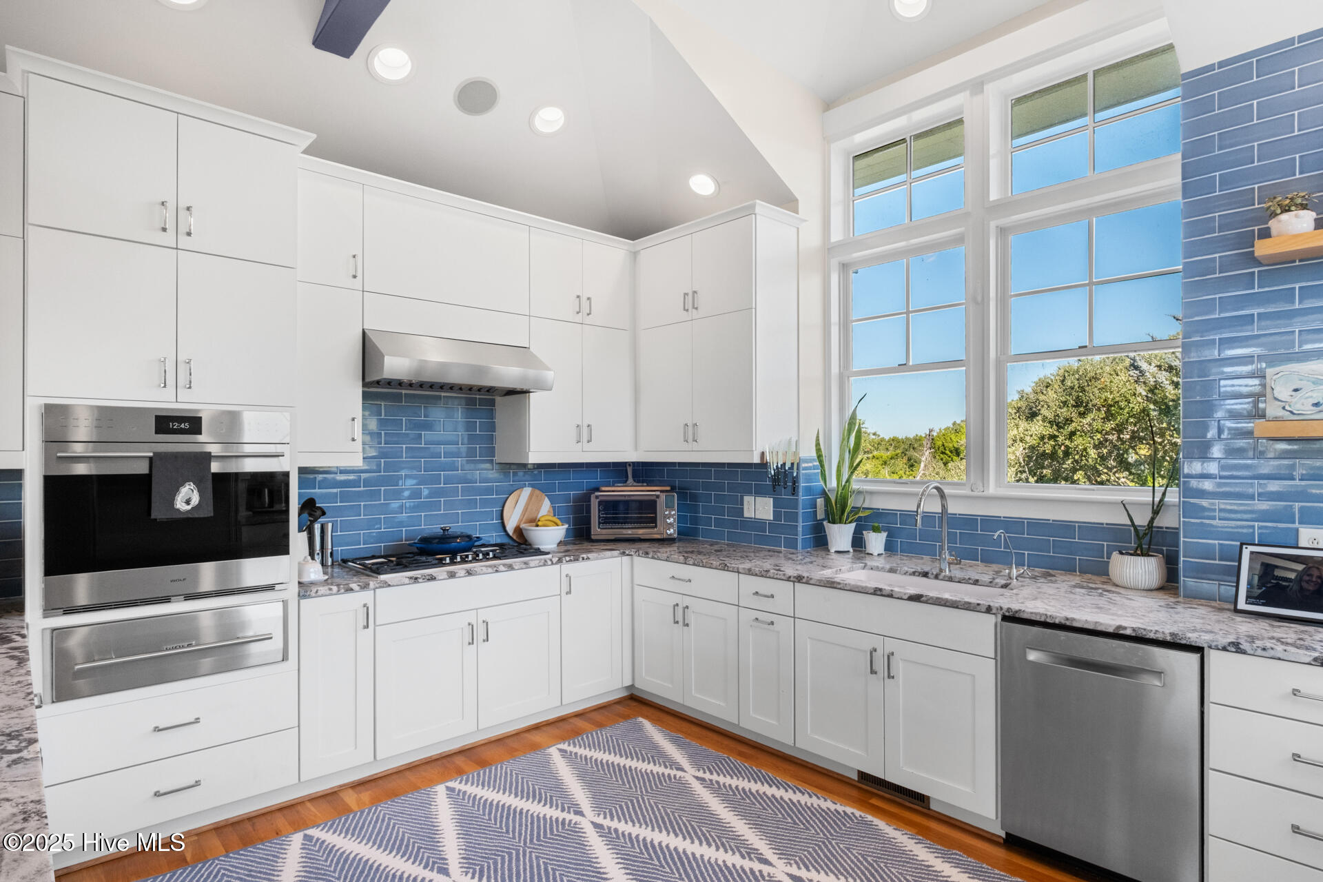 100540295 | Photo 15