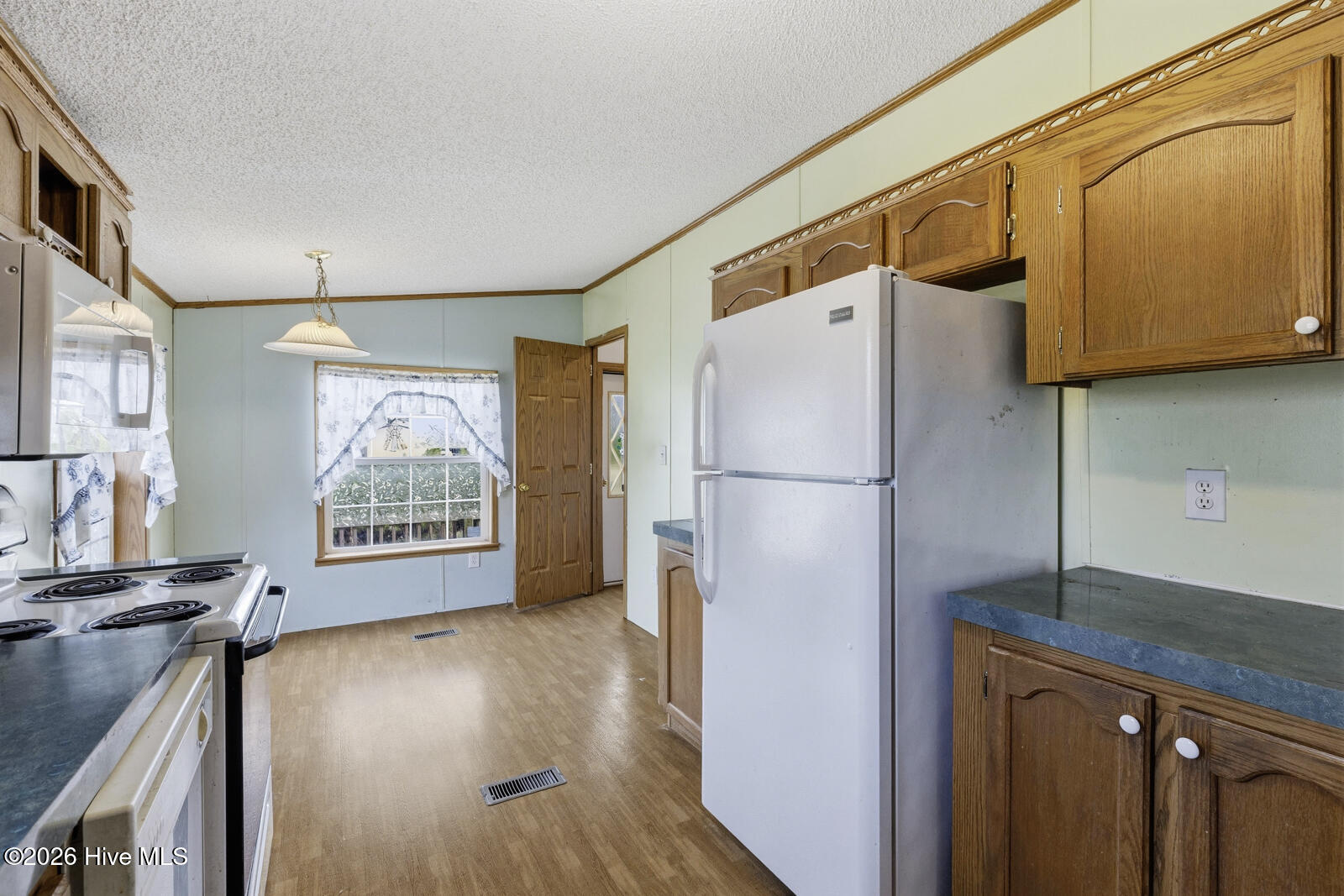 100561628 | Photo 10