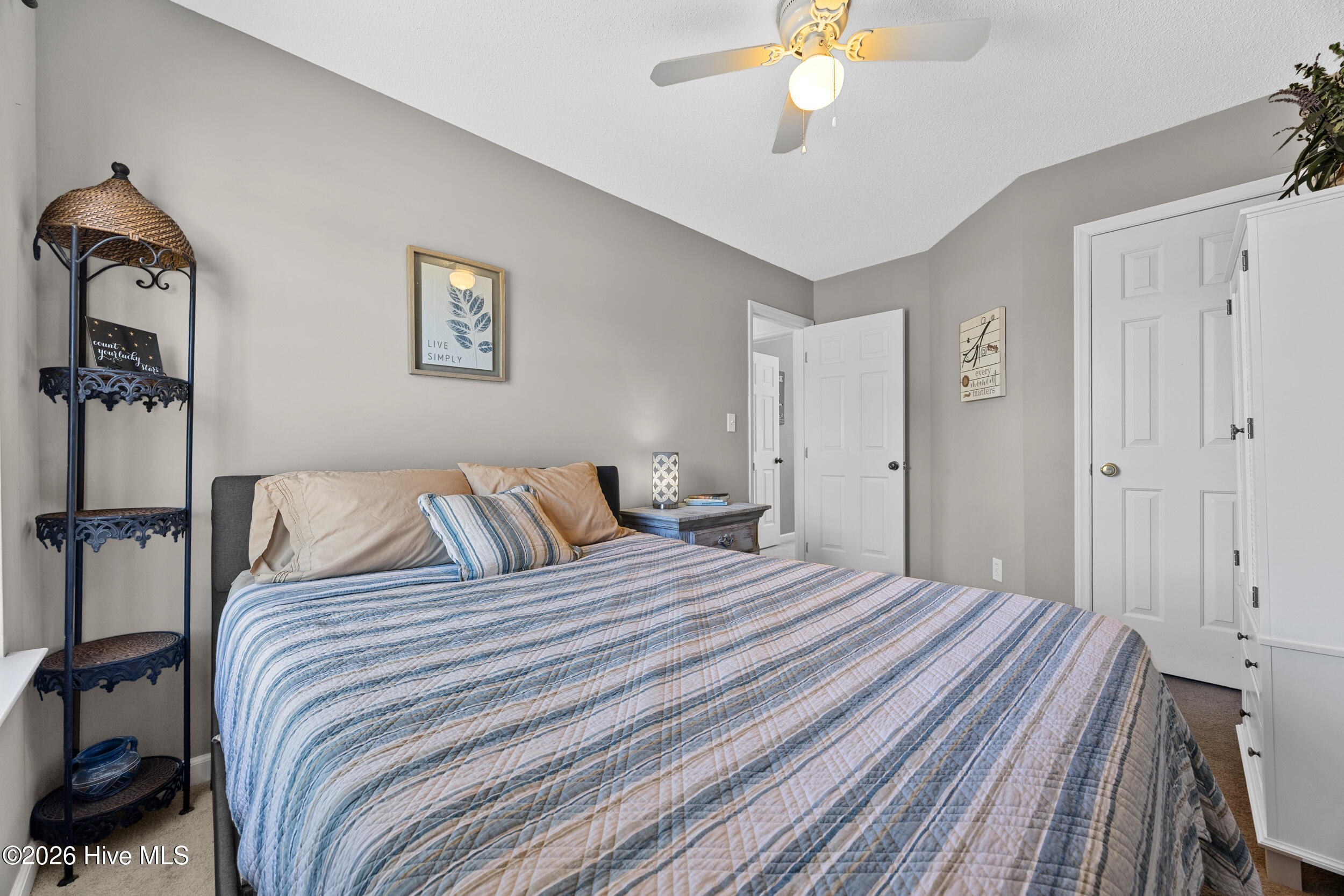 100569282 | Photo 26