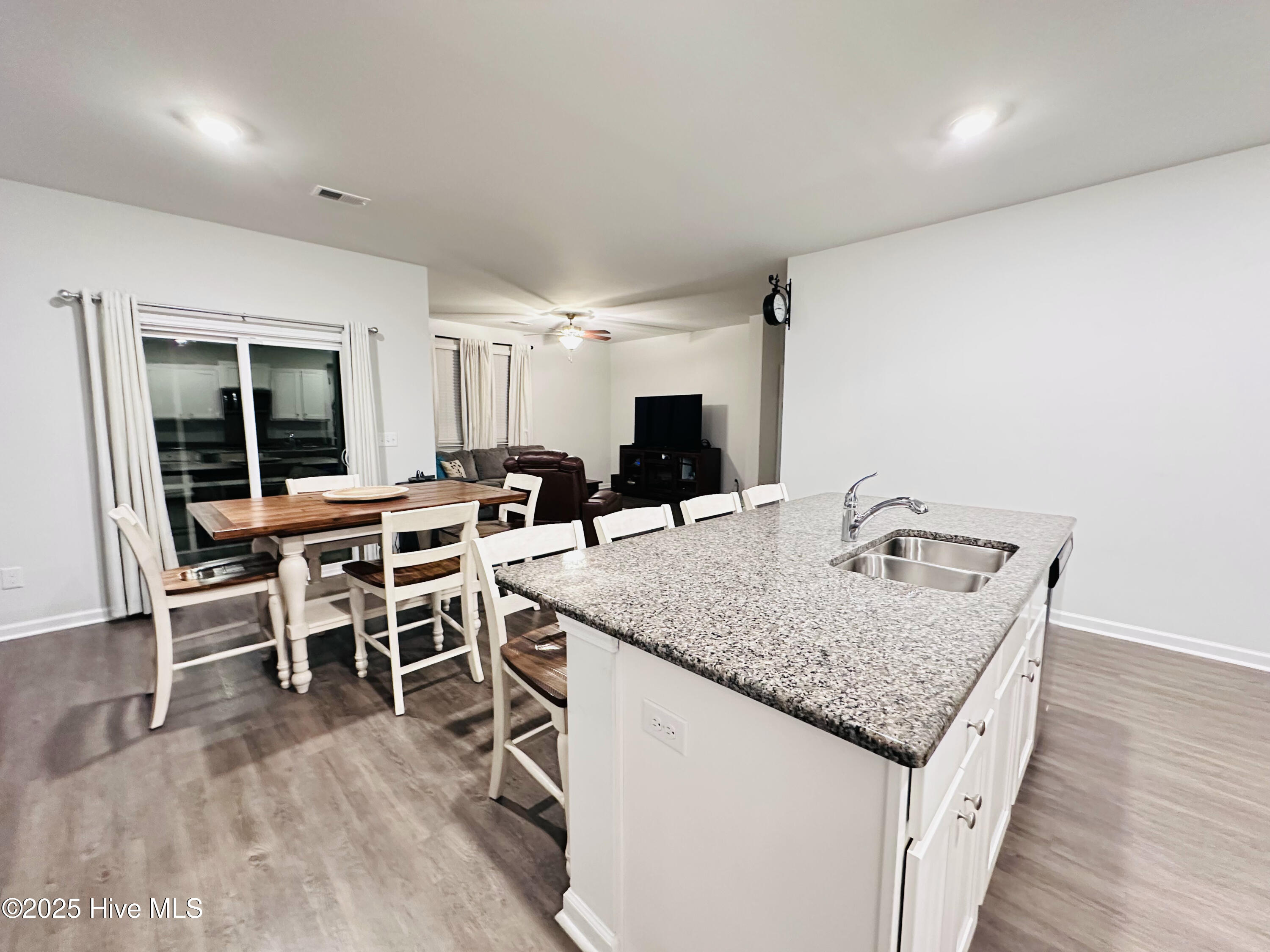 100525143 | Photo 14