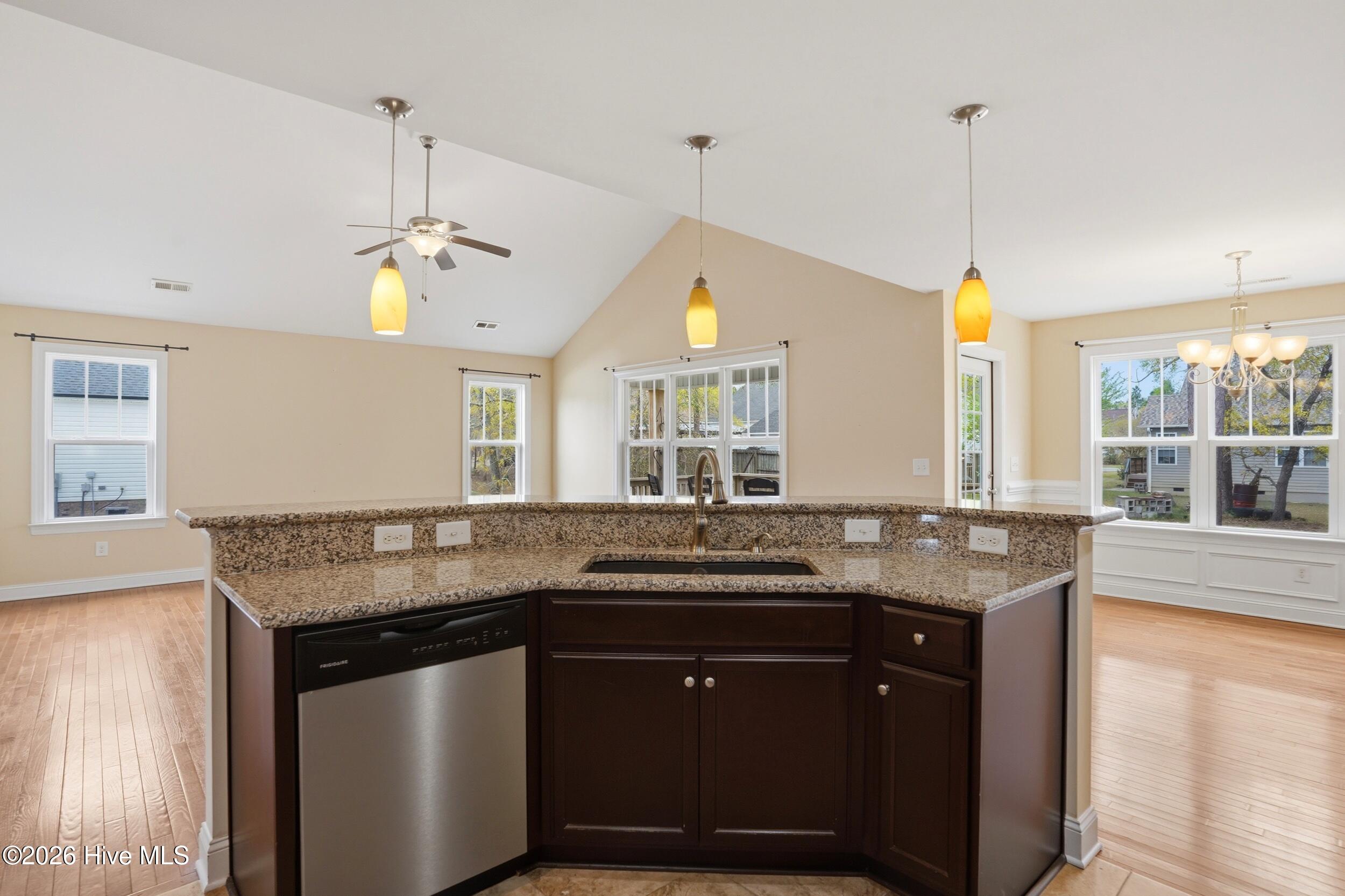 100564598 | Photo 11