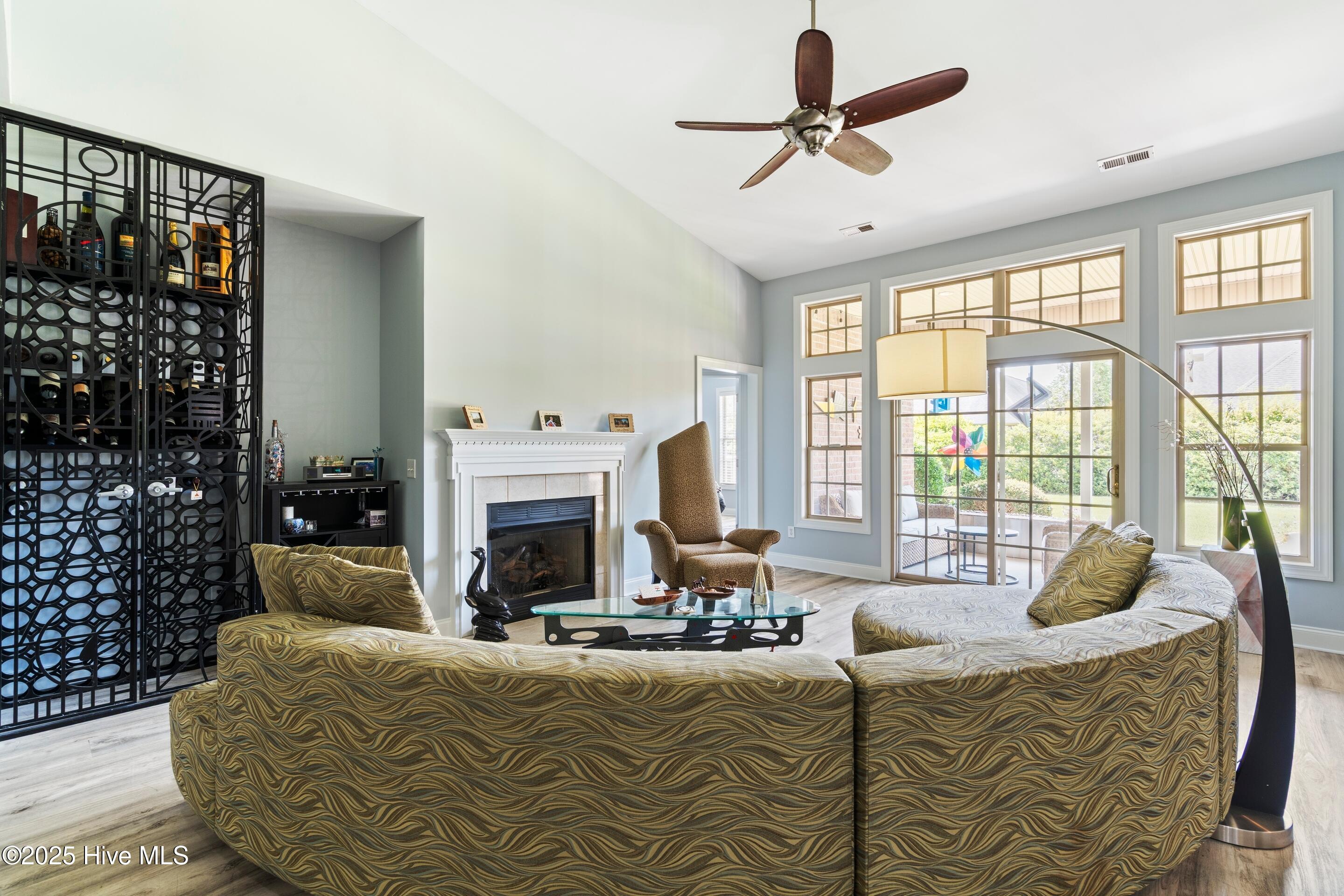 100541104 | Photo 37