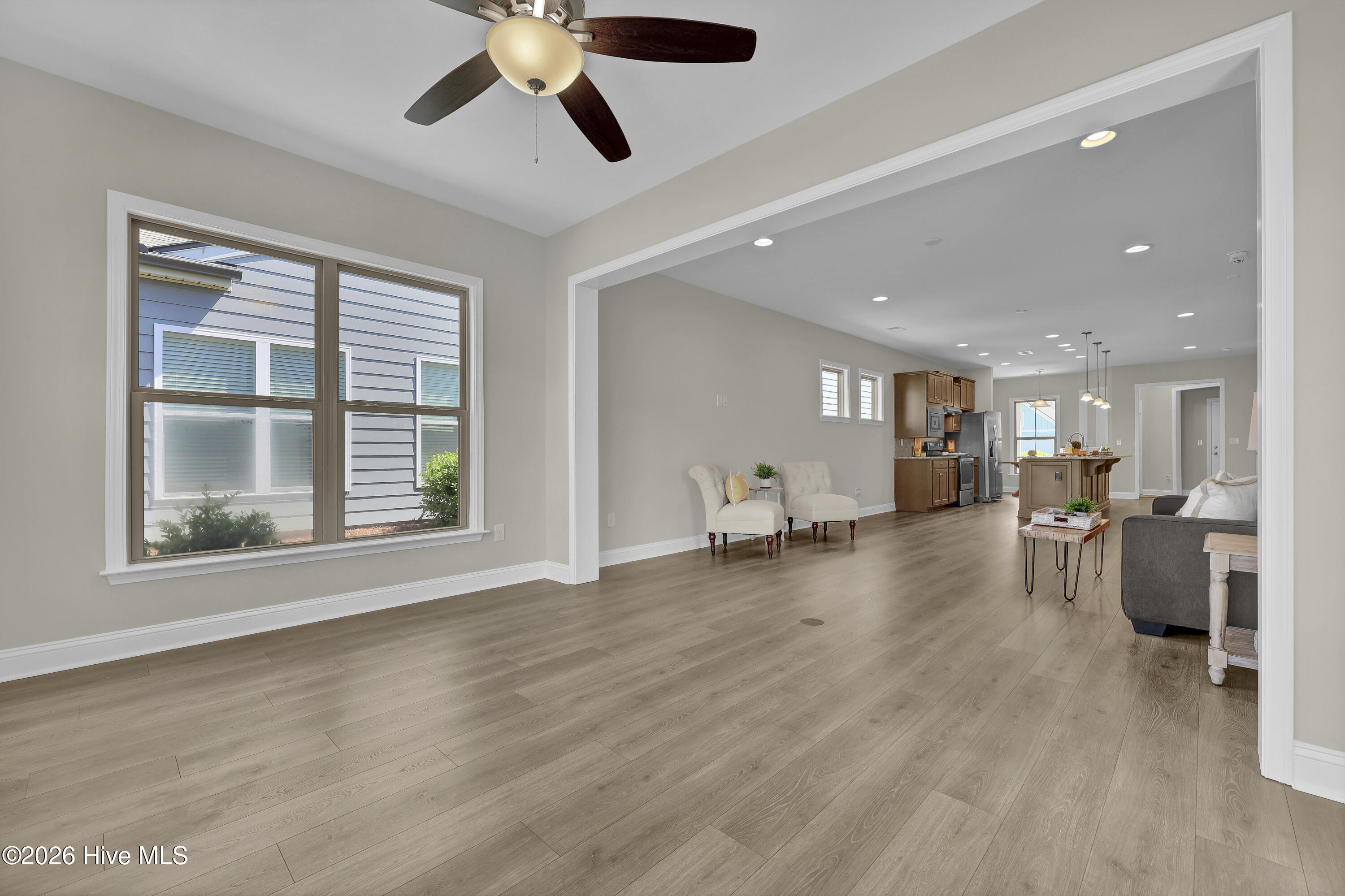 100567827 | Photo 16