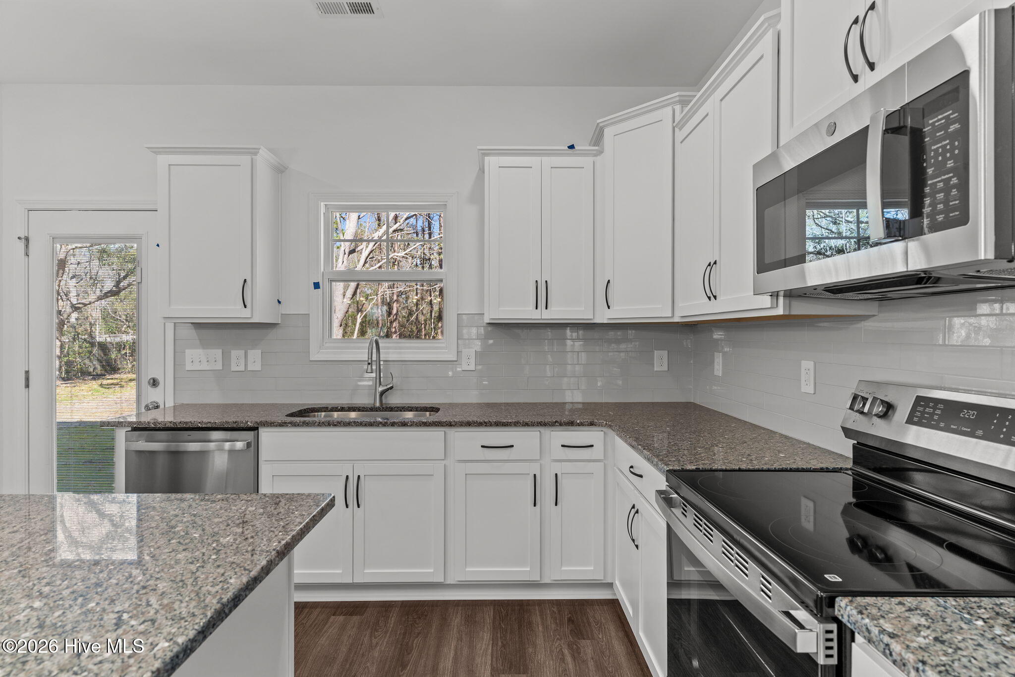 100528695 | Photo 24