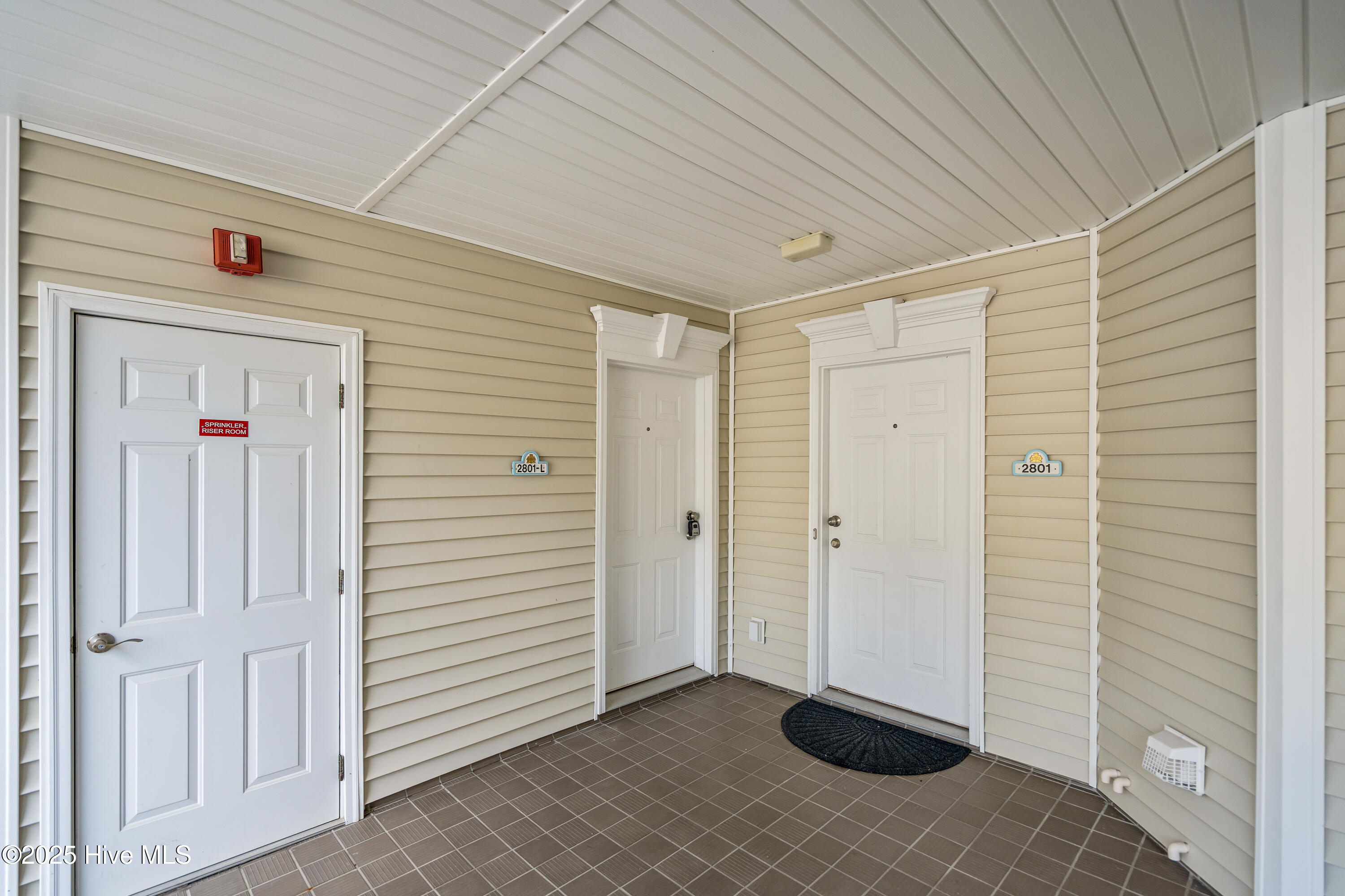 100527638 | Photo 10