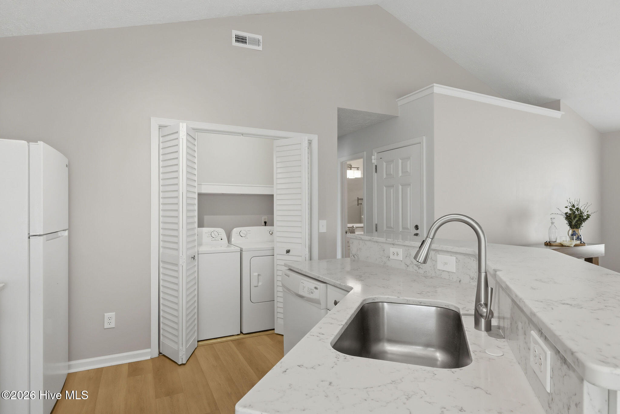 100562834 | Photo 28