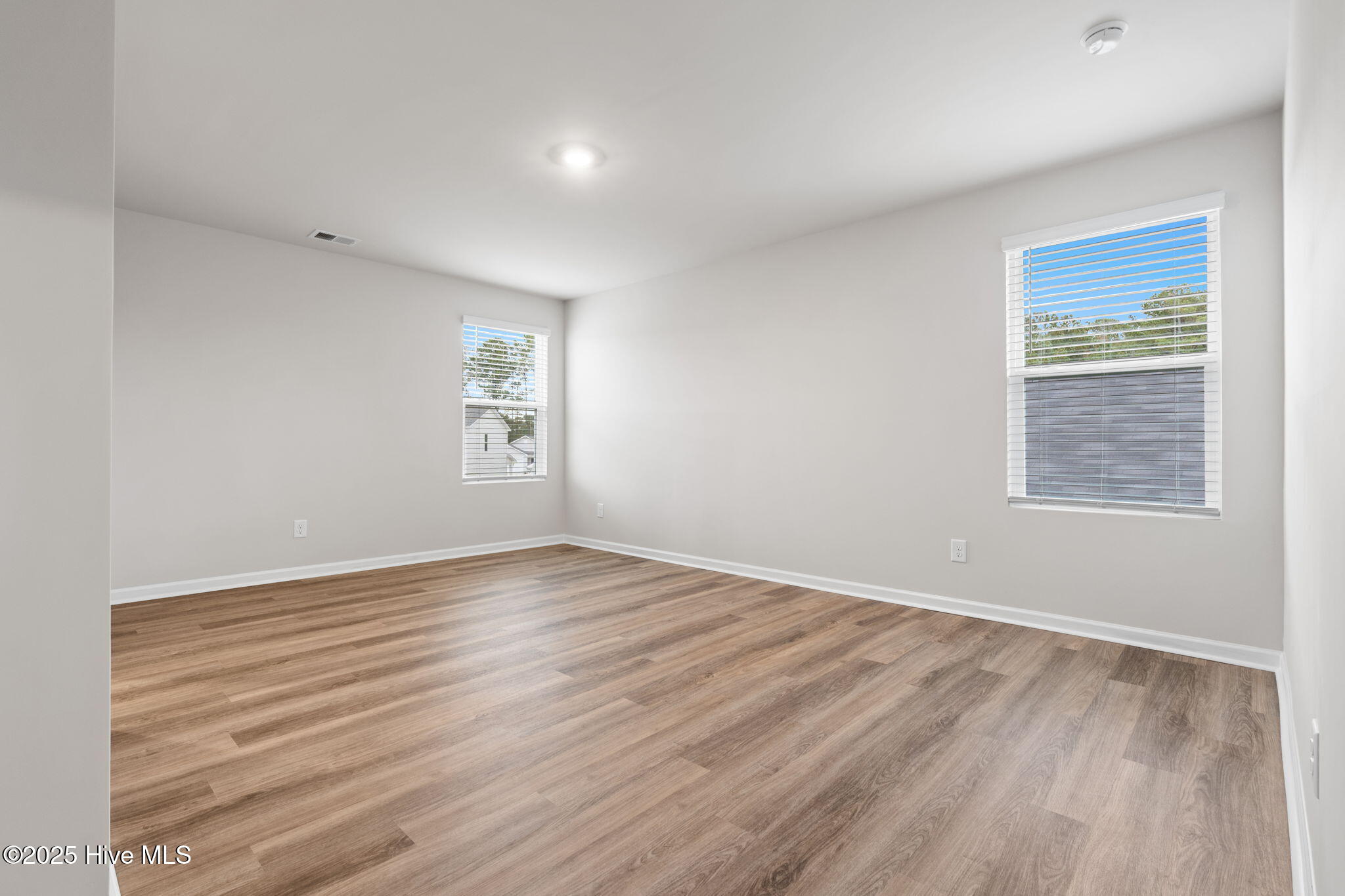 100506645 | Photo 24