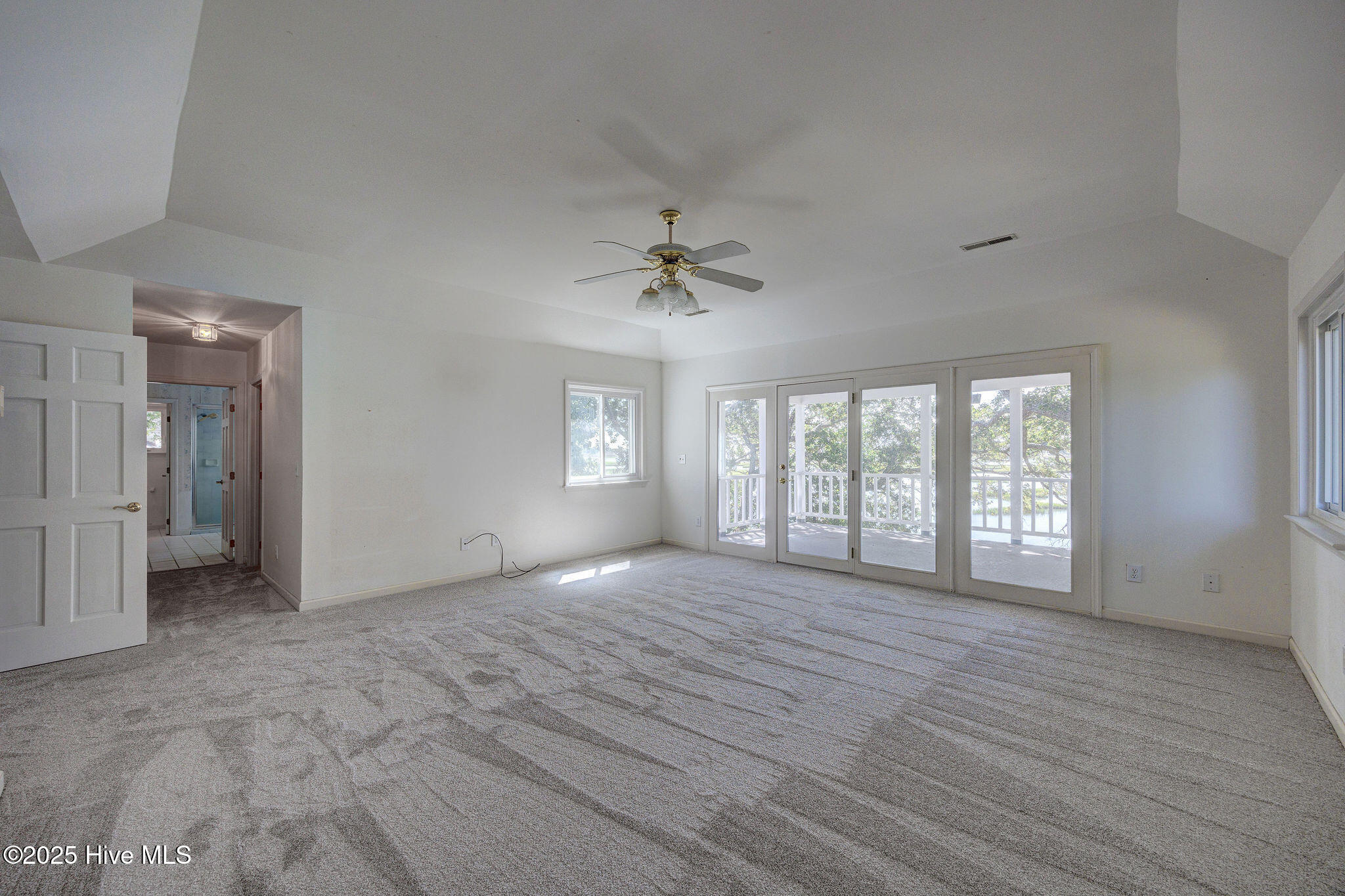 100523960 | Photo 25