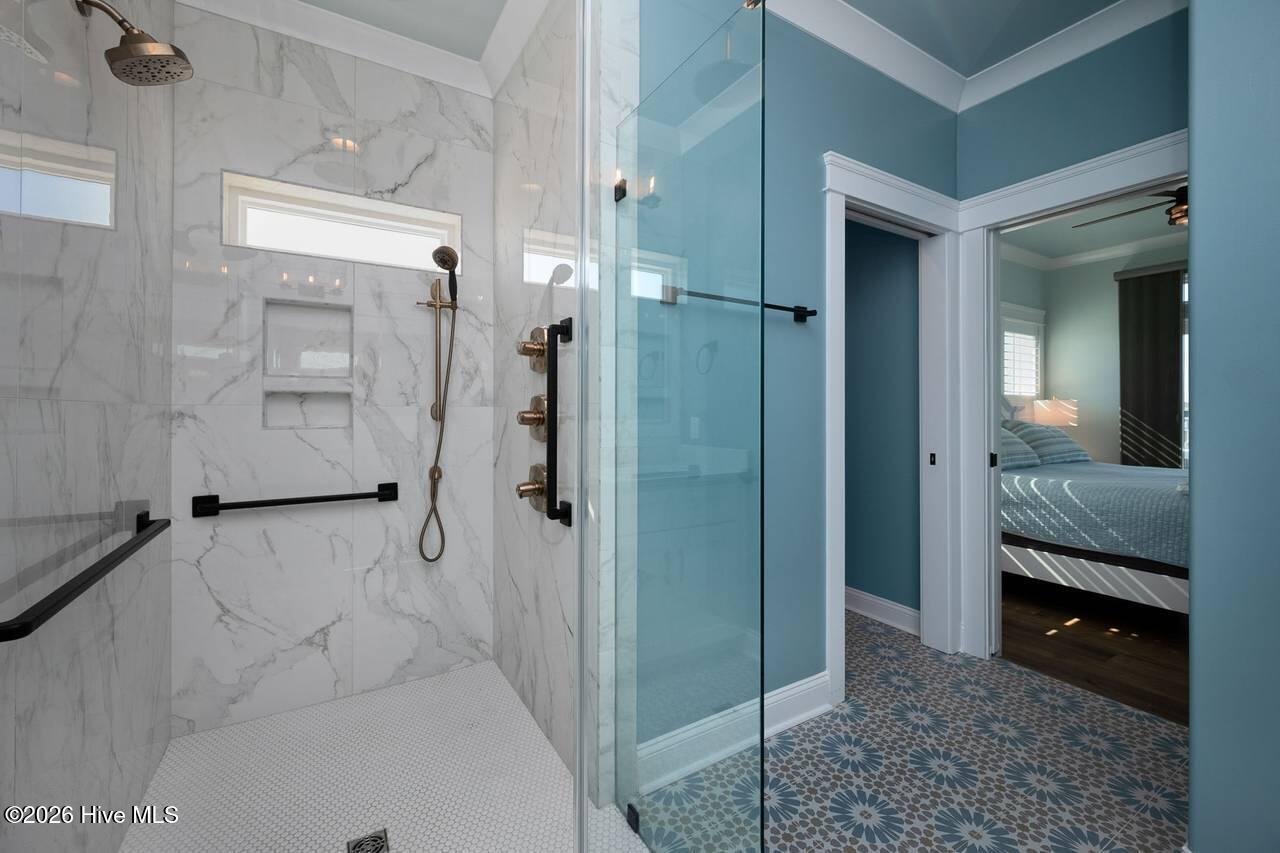 100560212 | Photo 130