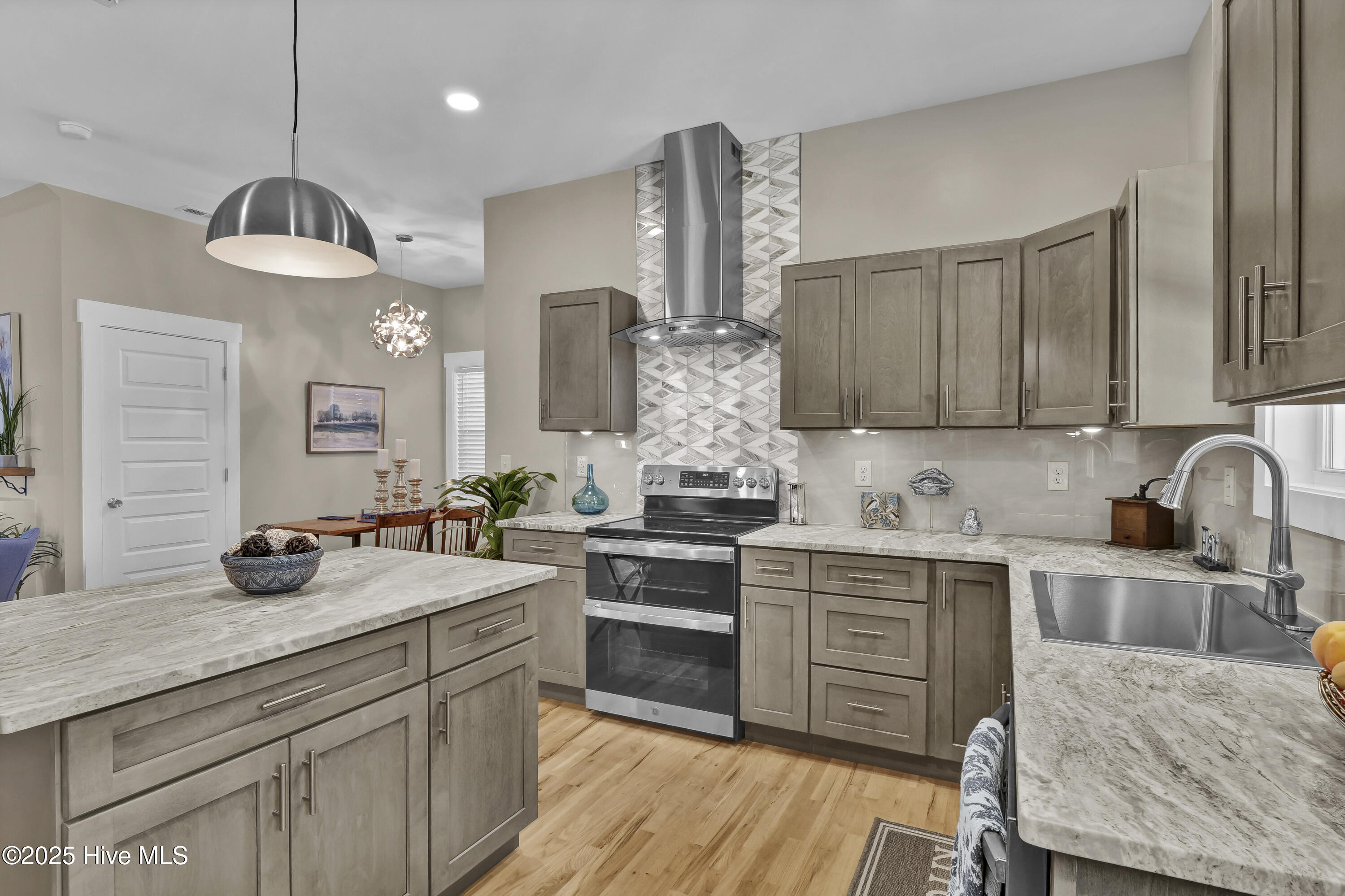 100539058 | Photo 14