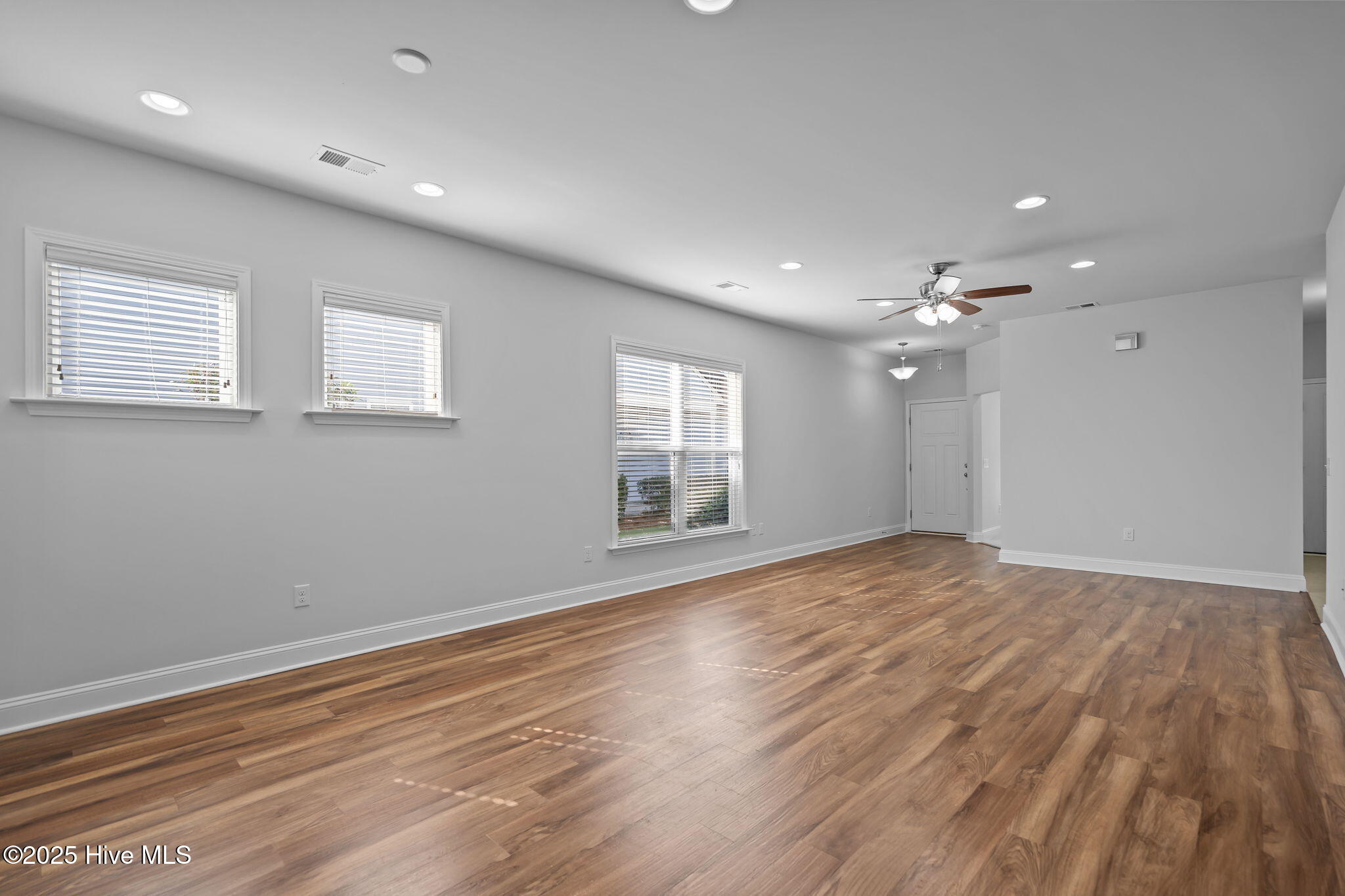 100565127 | Photo 24