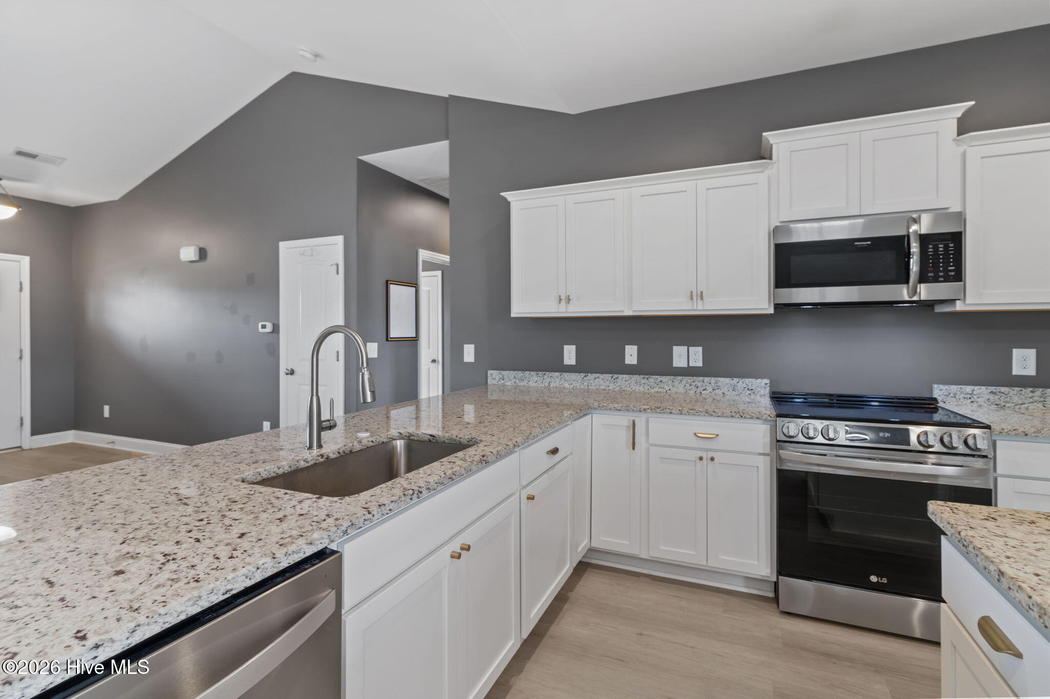 100560163 | Photo 11