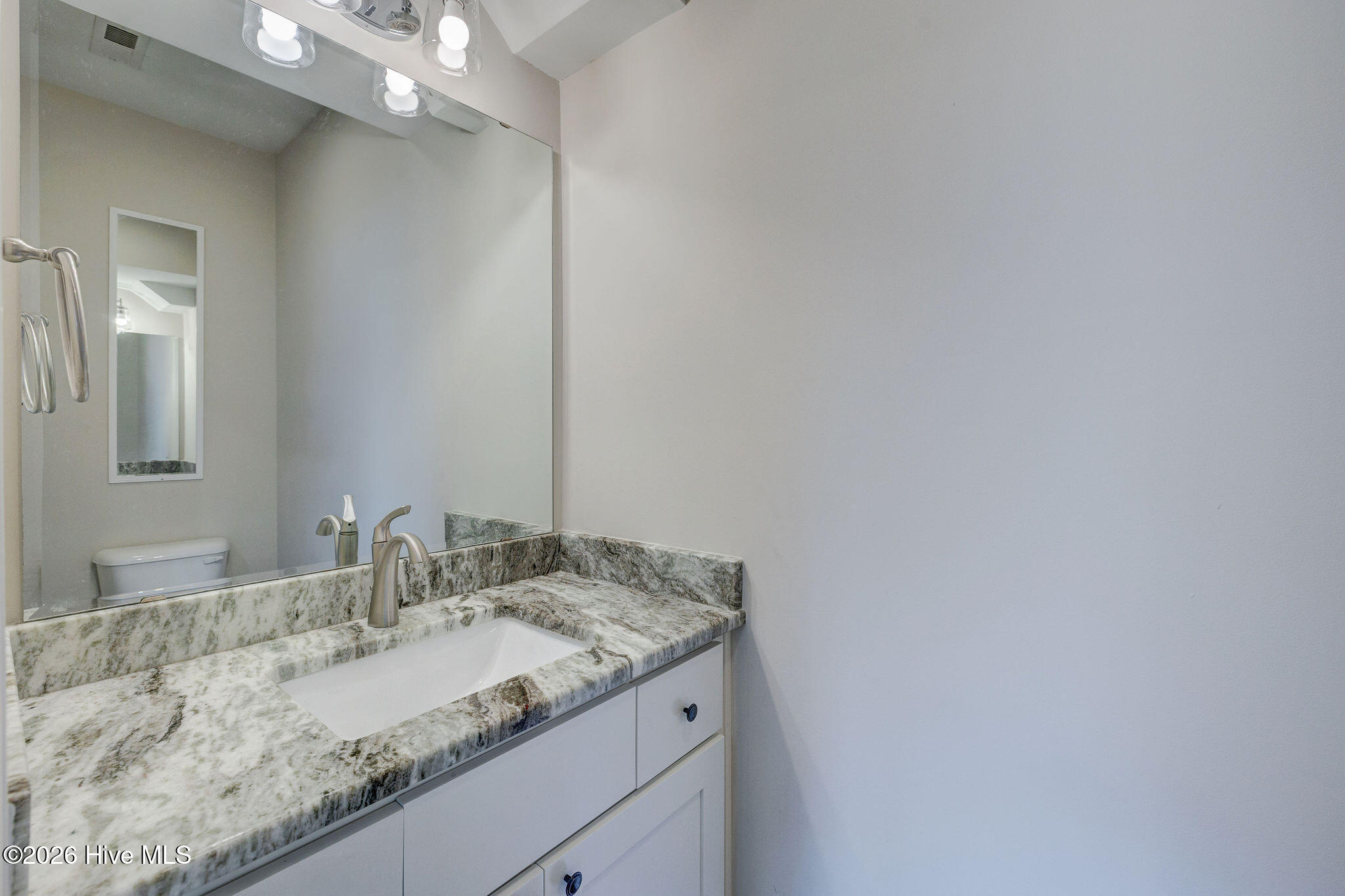 100562693 | Photo 23