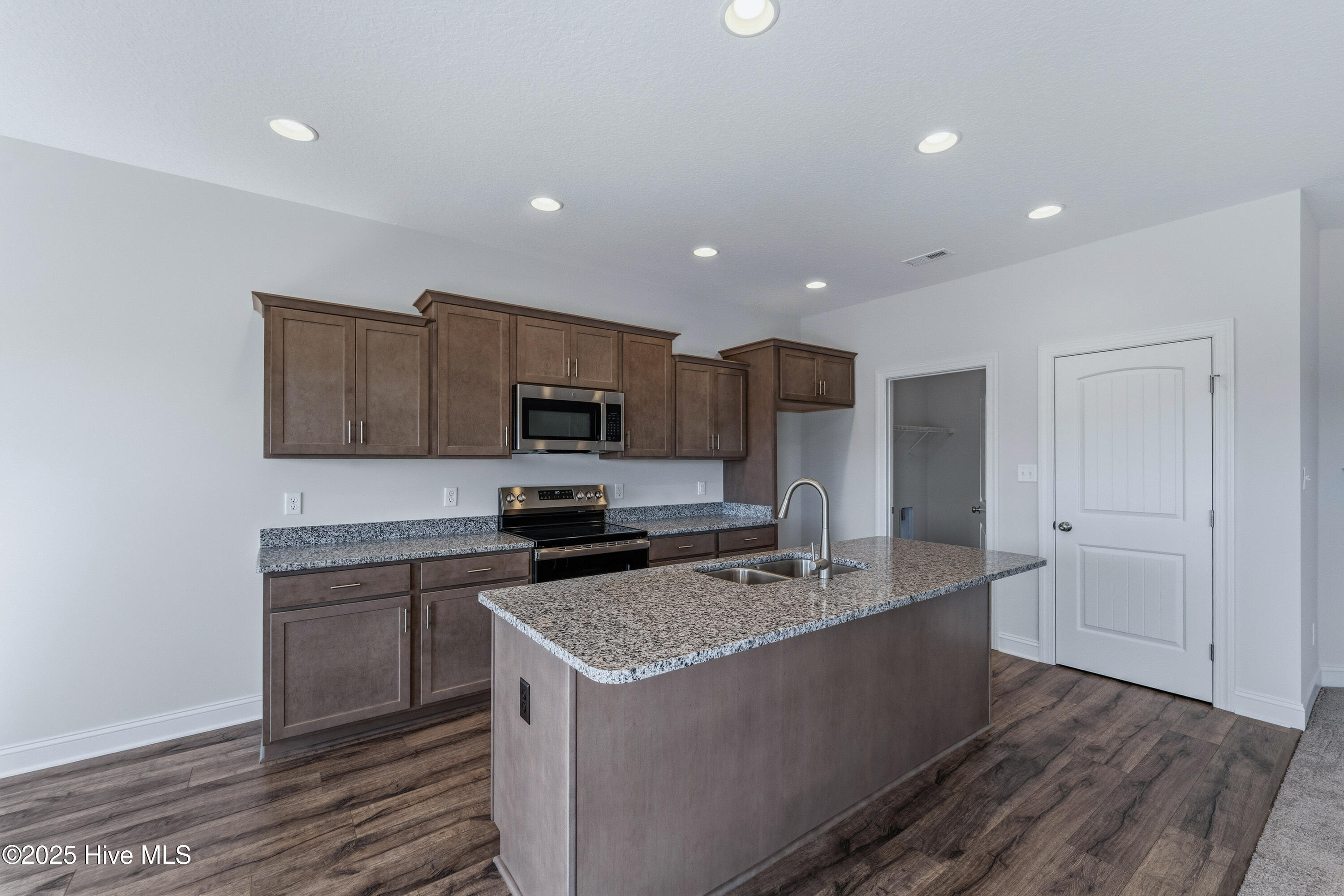 100514766 | Photo 18