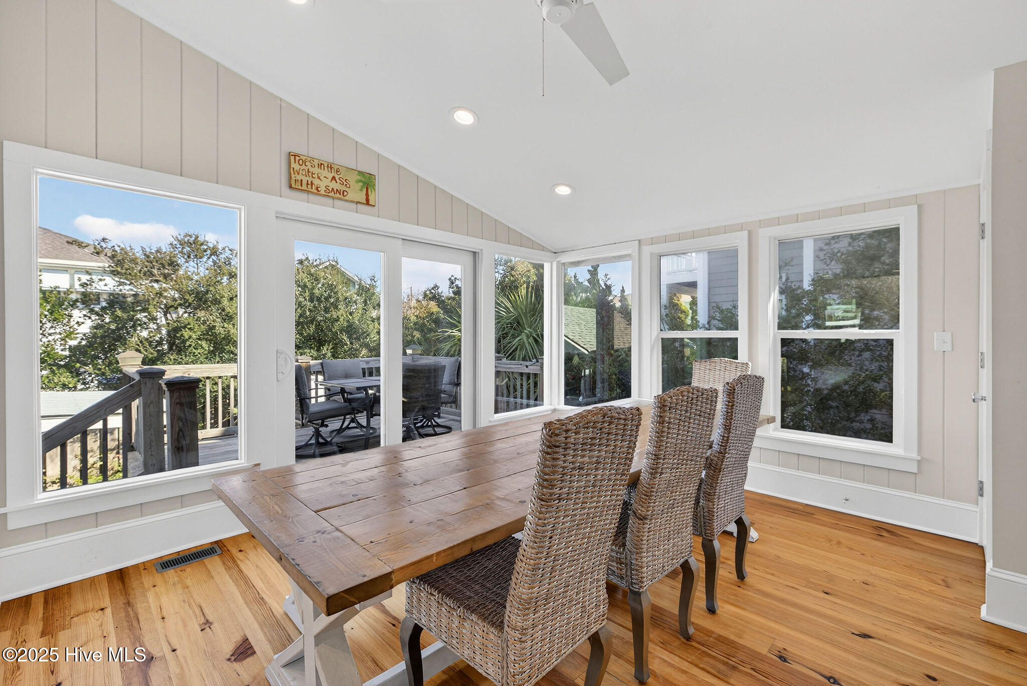 100543677 | Photo 20