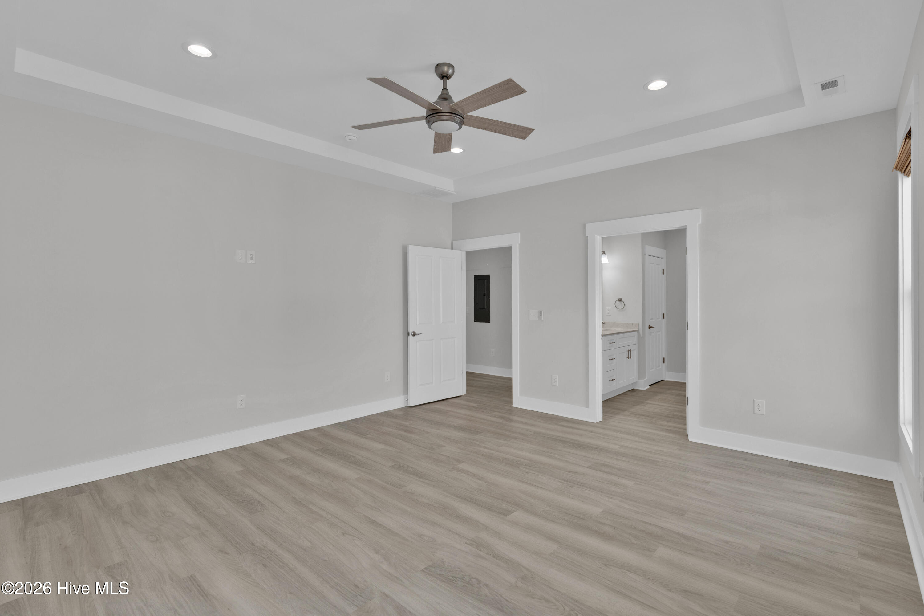 100565490 | Photo 25