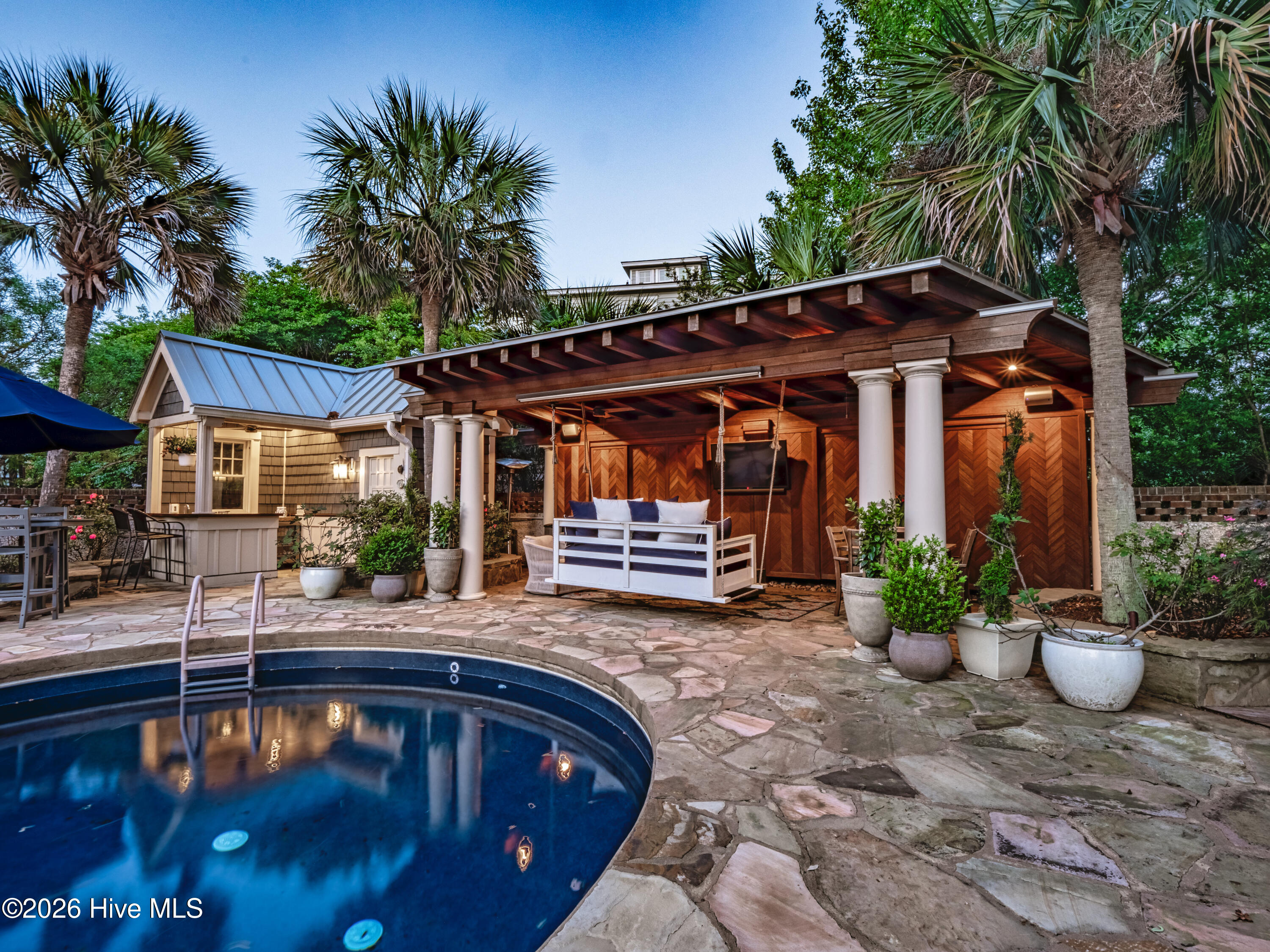 100552686 | Photo 75