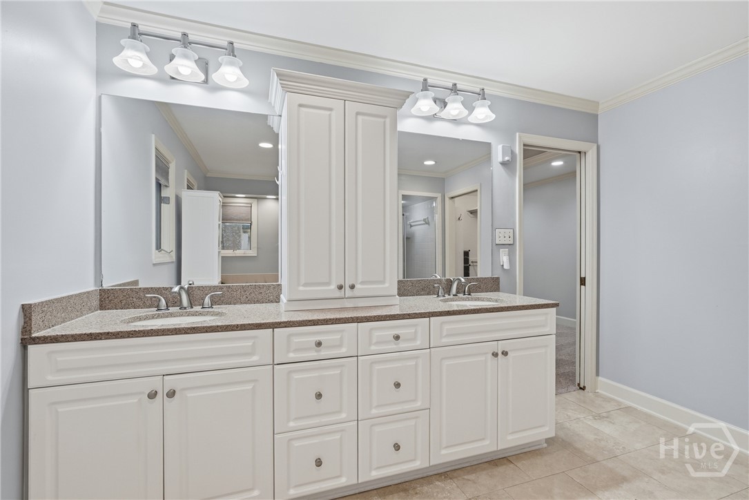 Convenient dual vanities.