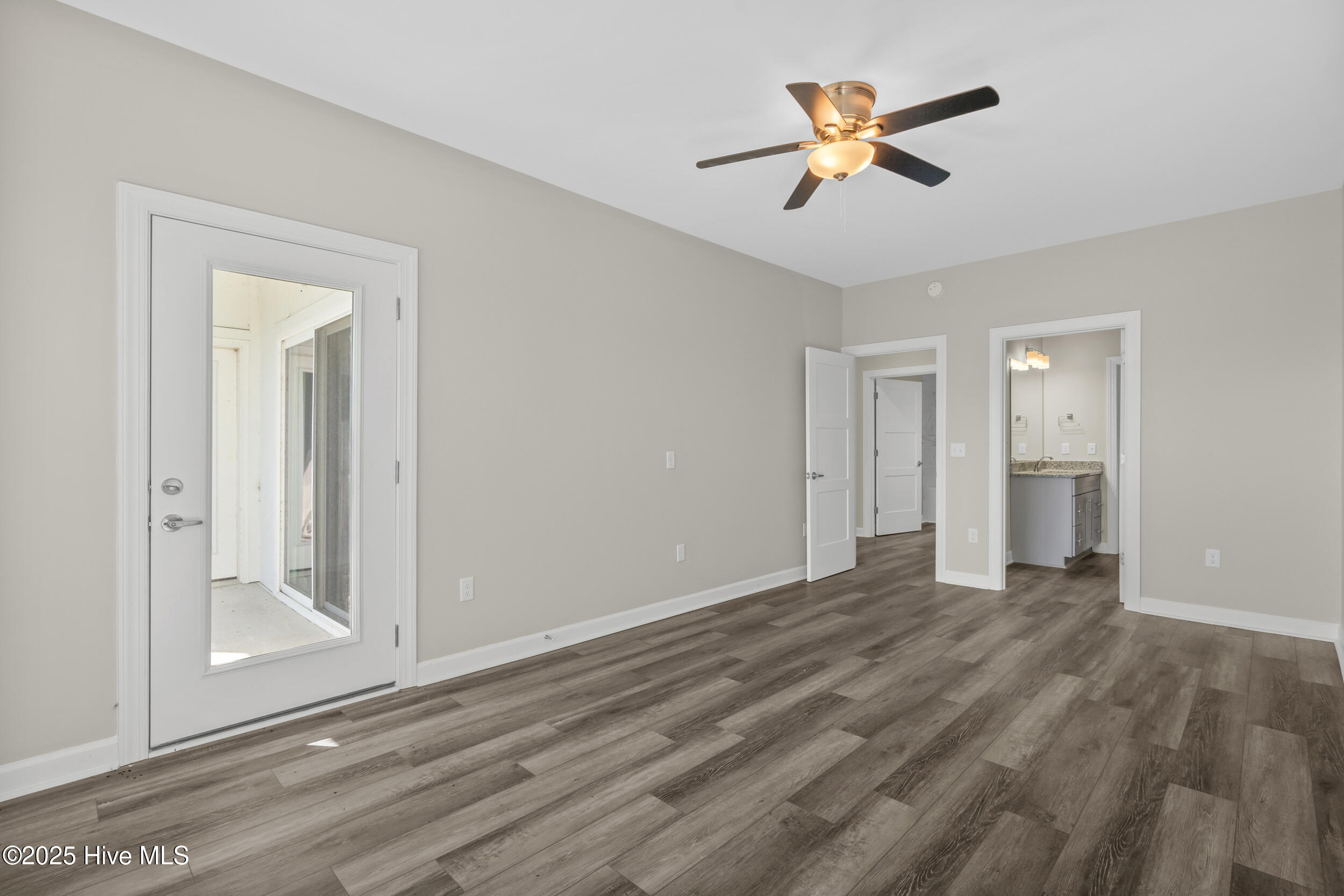 100539009 | Photo 32