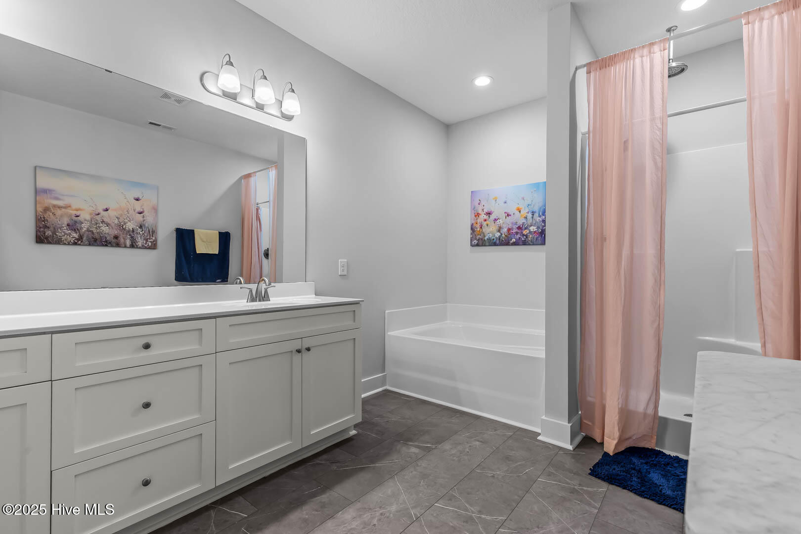 100544097 | Photo 43