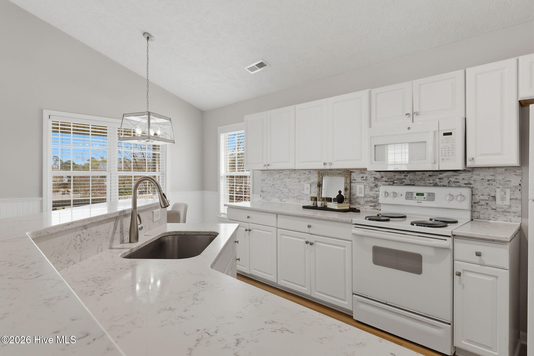 100562834 | Photo 24